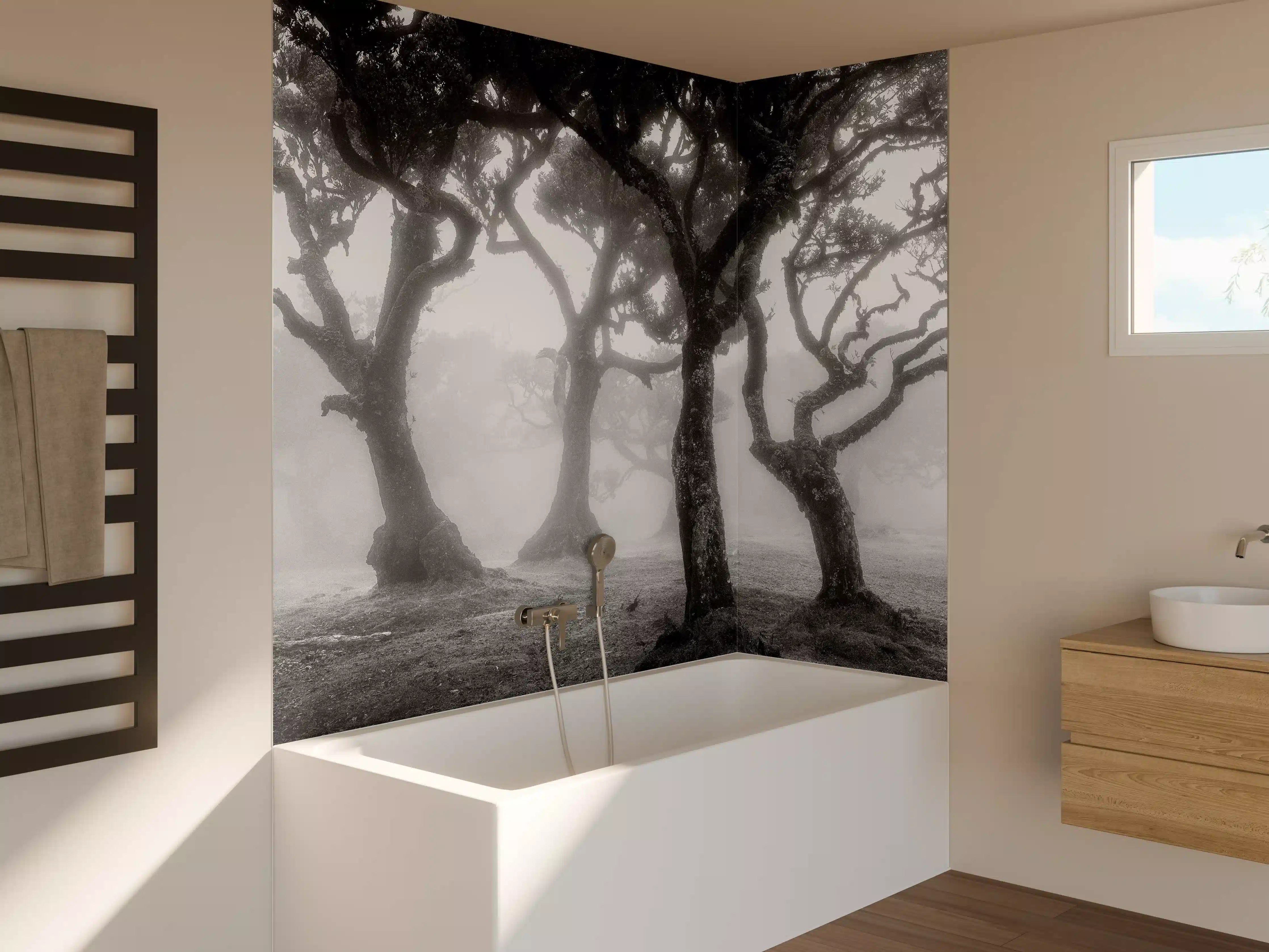Badewannen-Rückwand - Nebelwald in Schwarz-Weiß