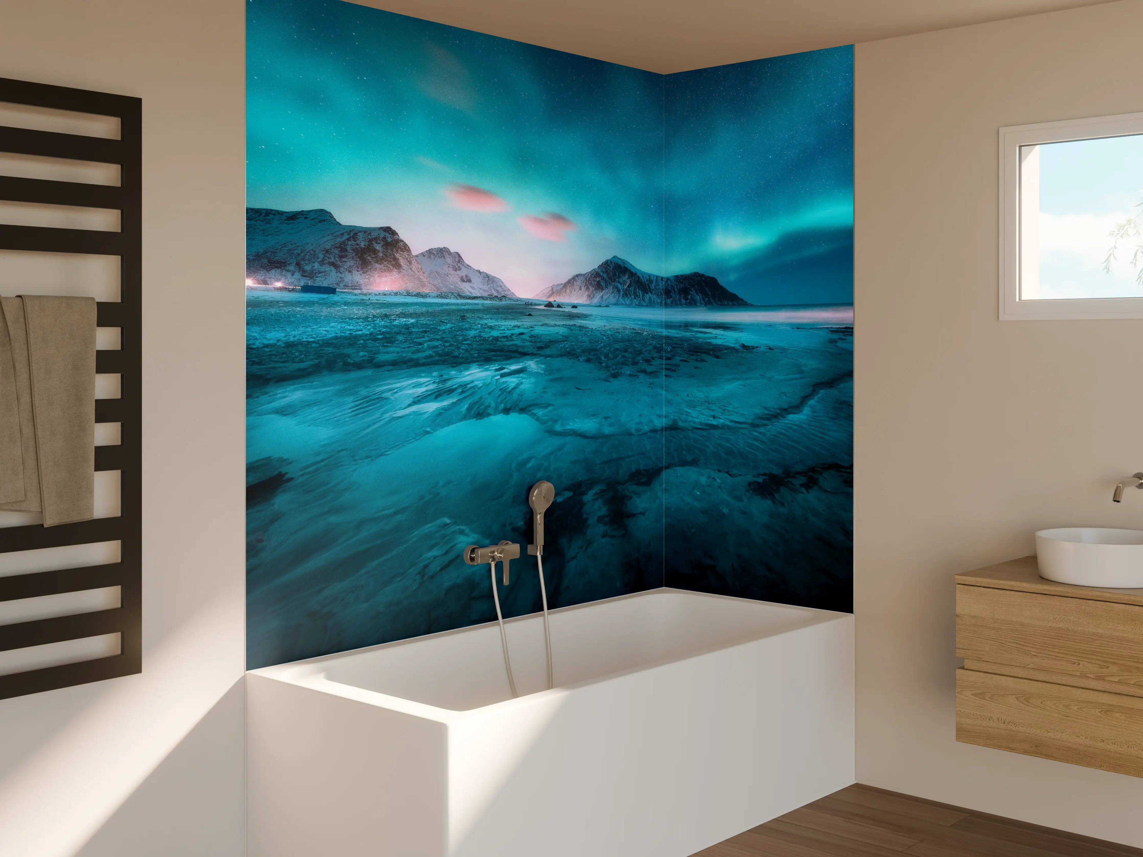 Badewannen-Rückwand - Polarlicht über schneebedeckten Berg mit Sandstrand
