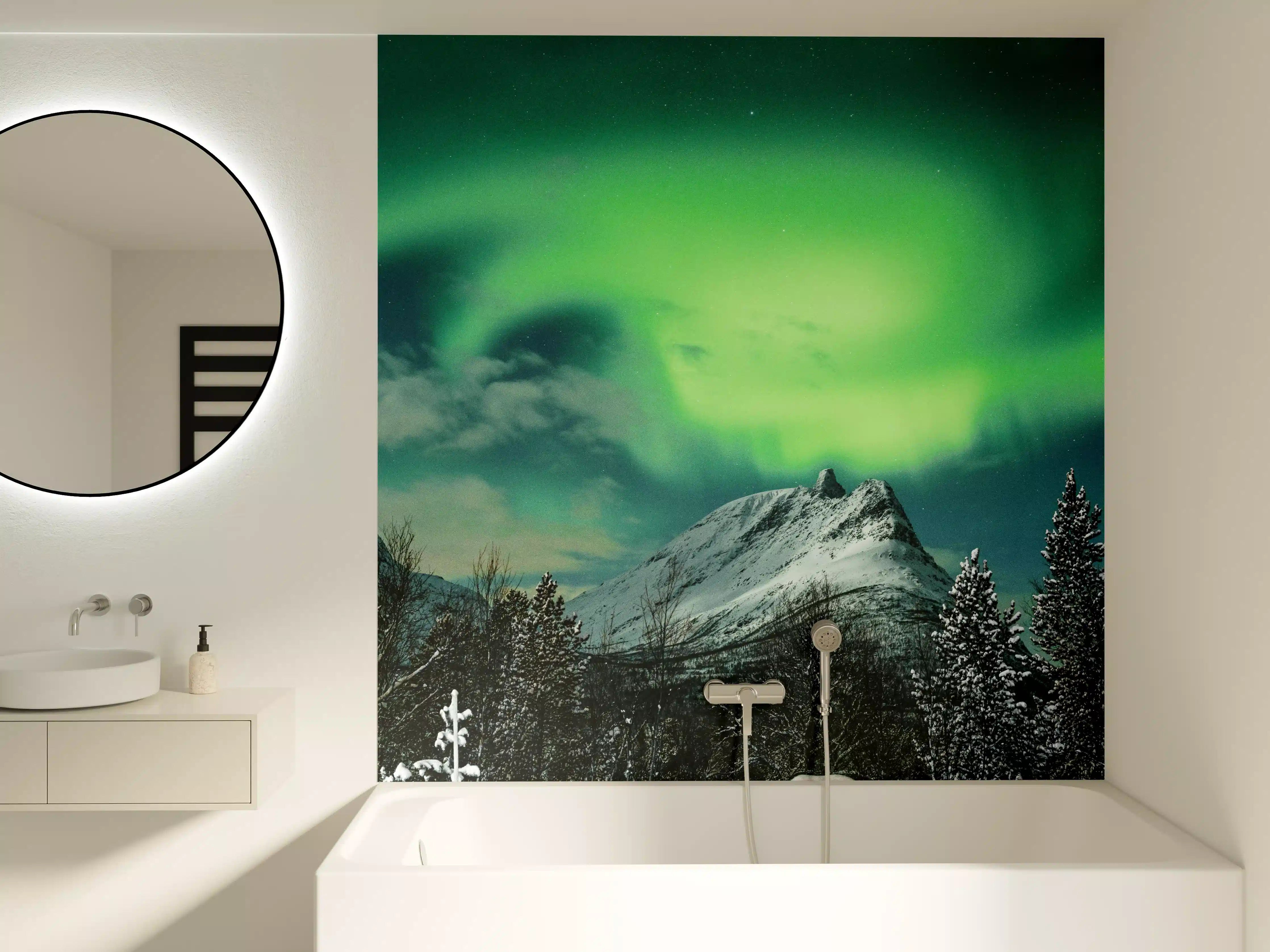 Badewannen-Rückwand - Polarlichter über Berg in Nordnorwegen