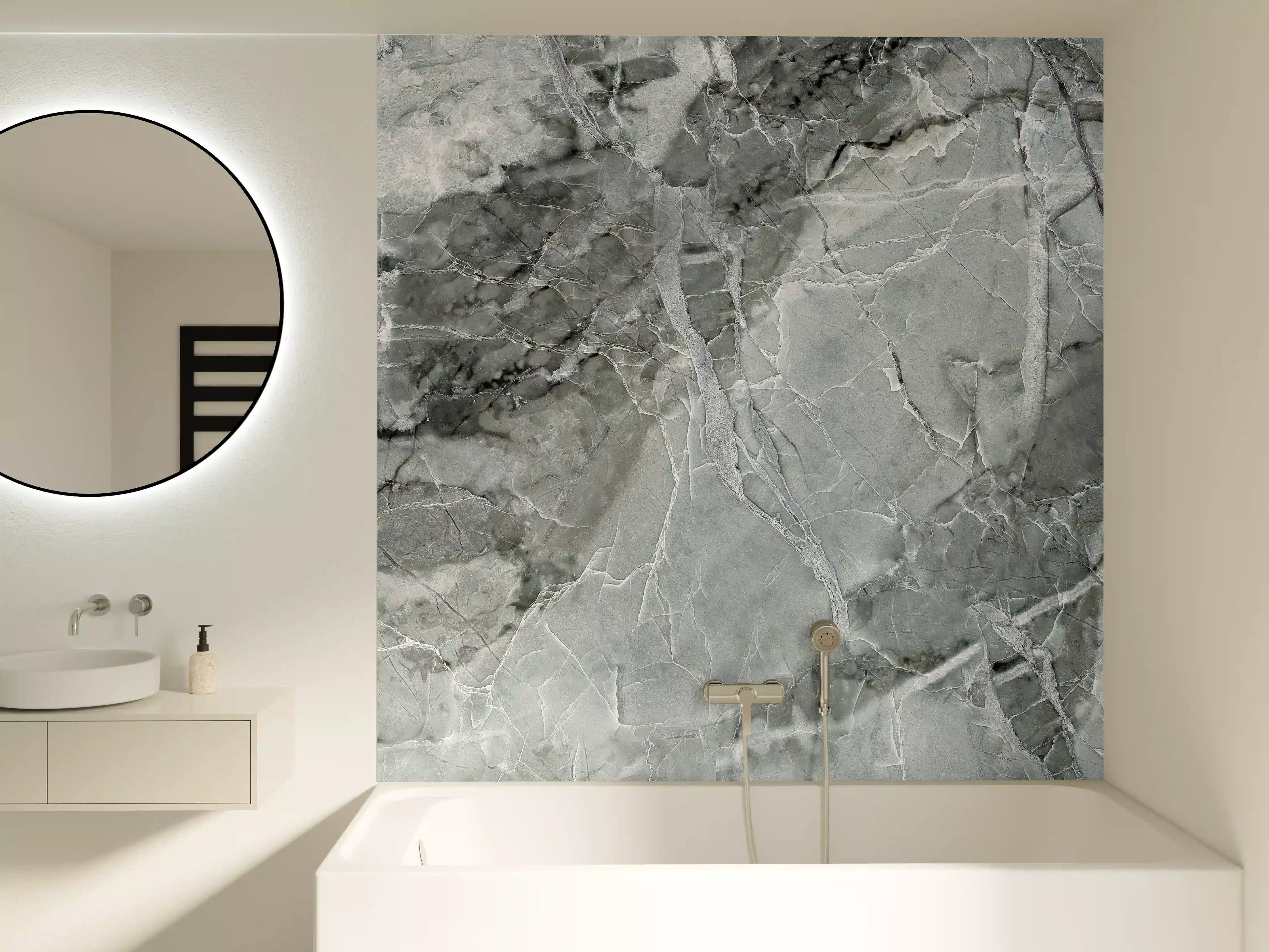 Badewannen-Rückwand - Rissiger gräulicher Marmor