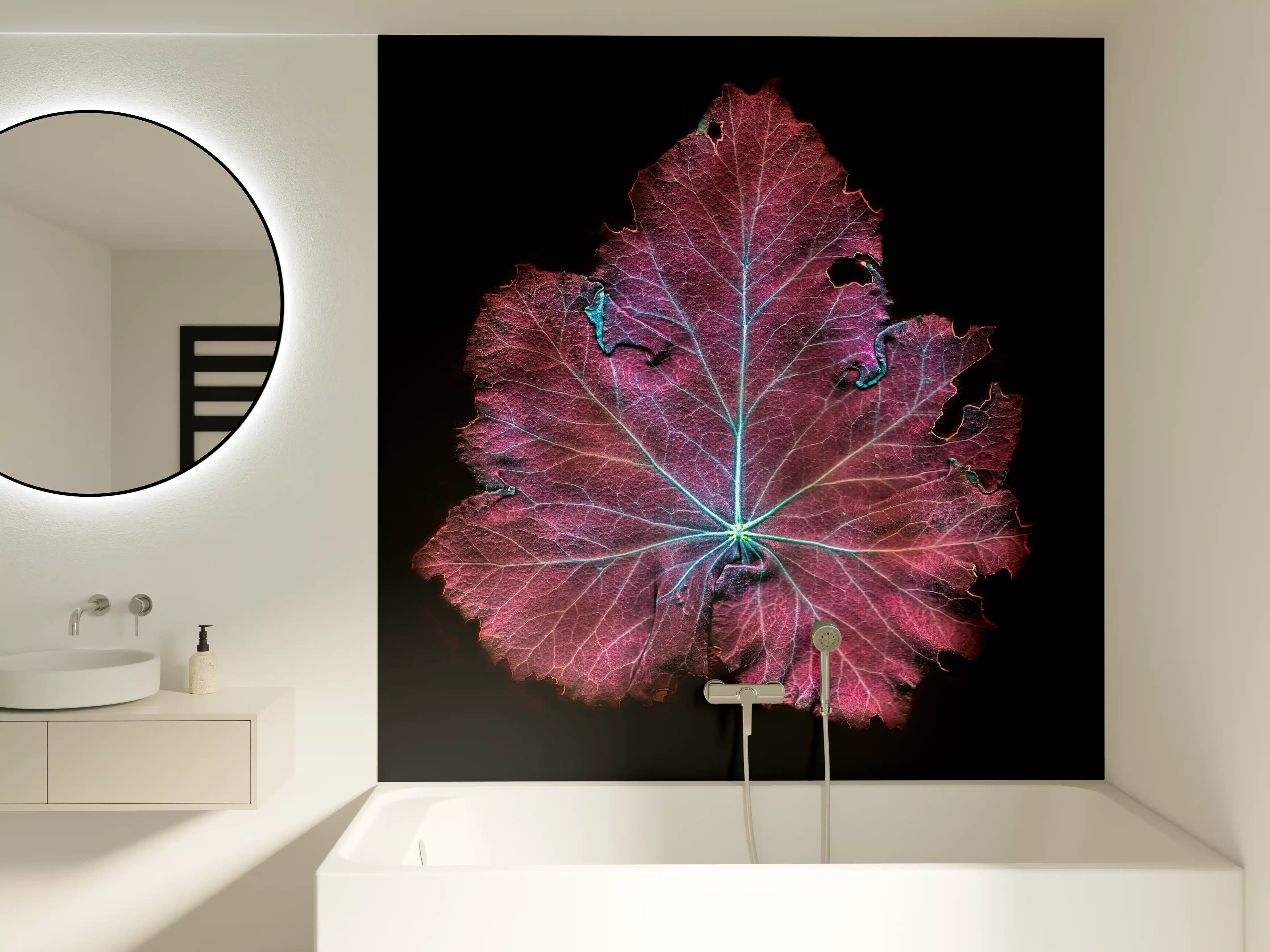 Badewannen-Rückwand - Rötliches Blatt auf schwarzem Hintergrund