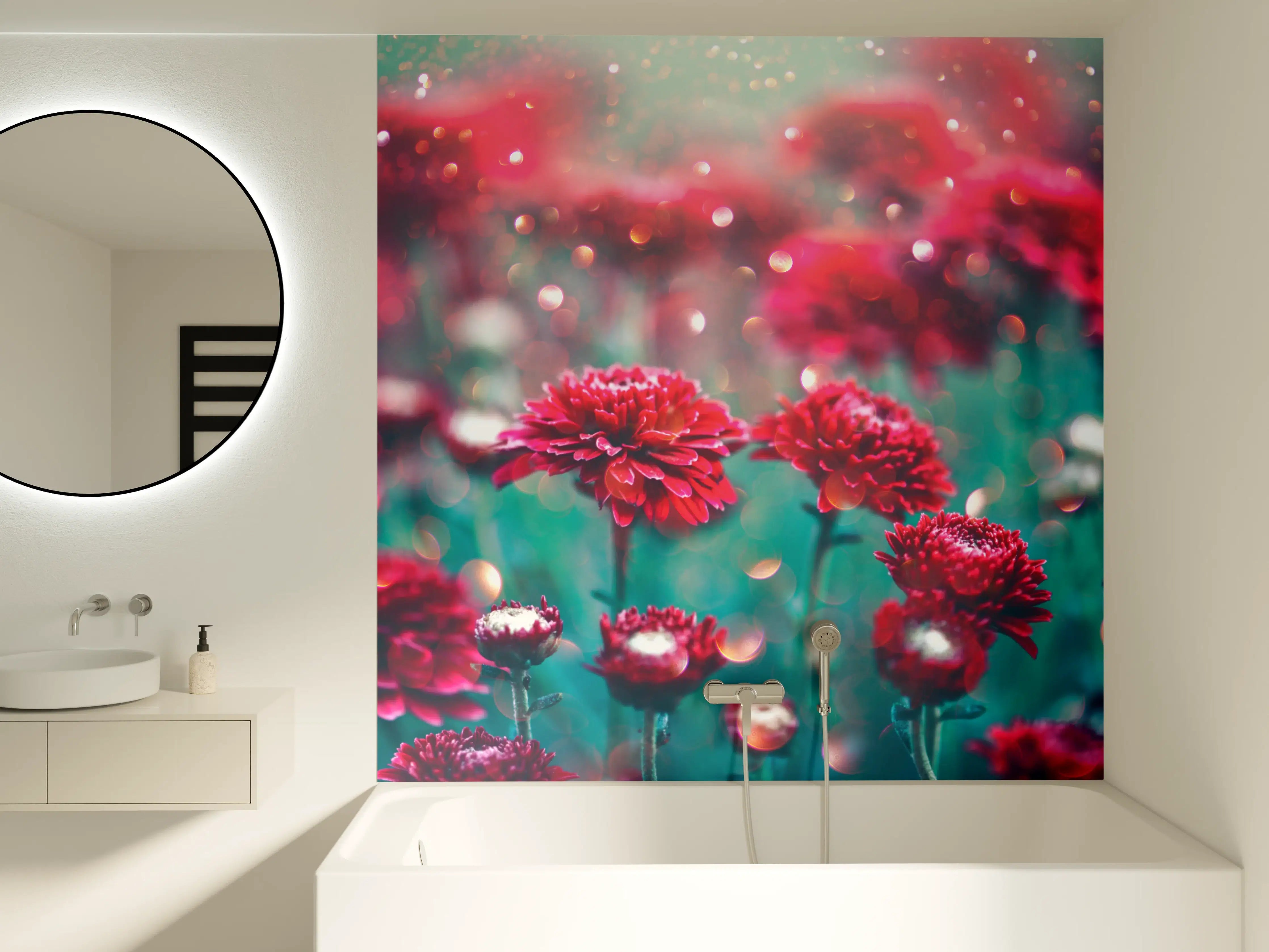 Badewannen-Rückwand - Rote Blumen funkeln im Garten
