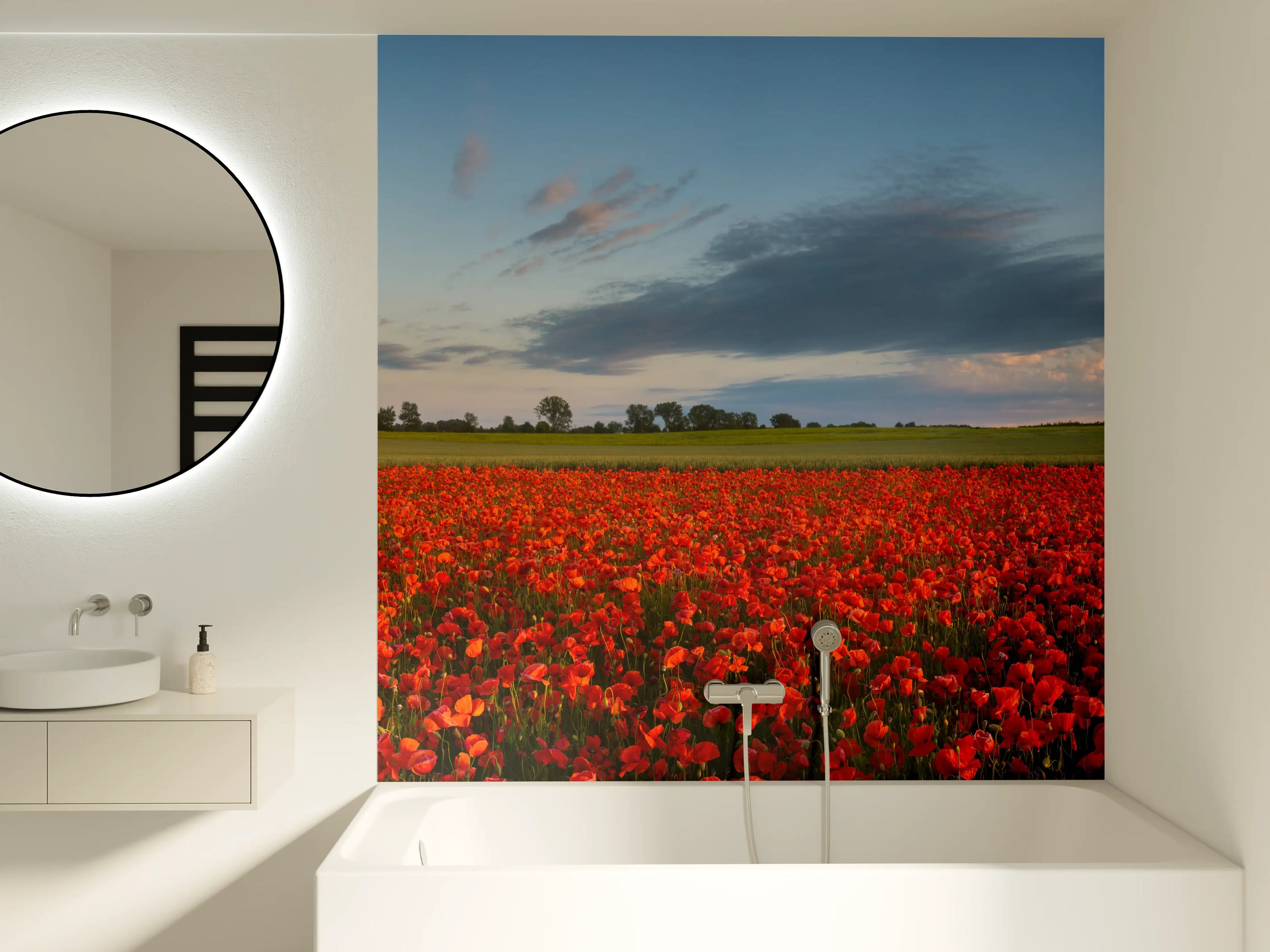 Badewannen-Rückwand - Rotes Mohnfeld unter blauem Himmel