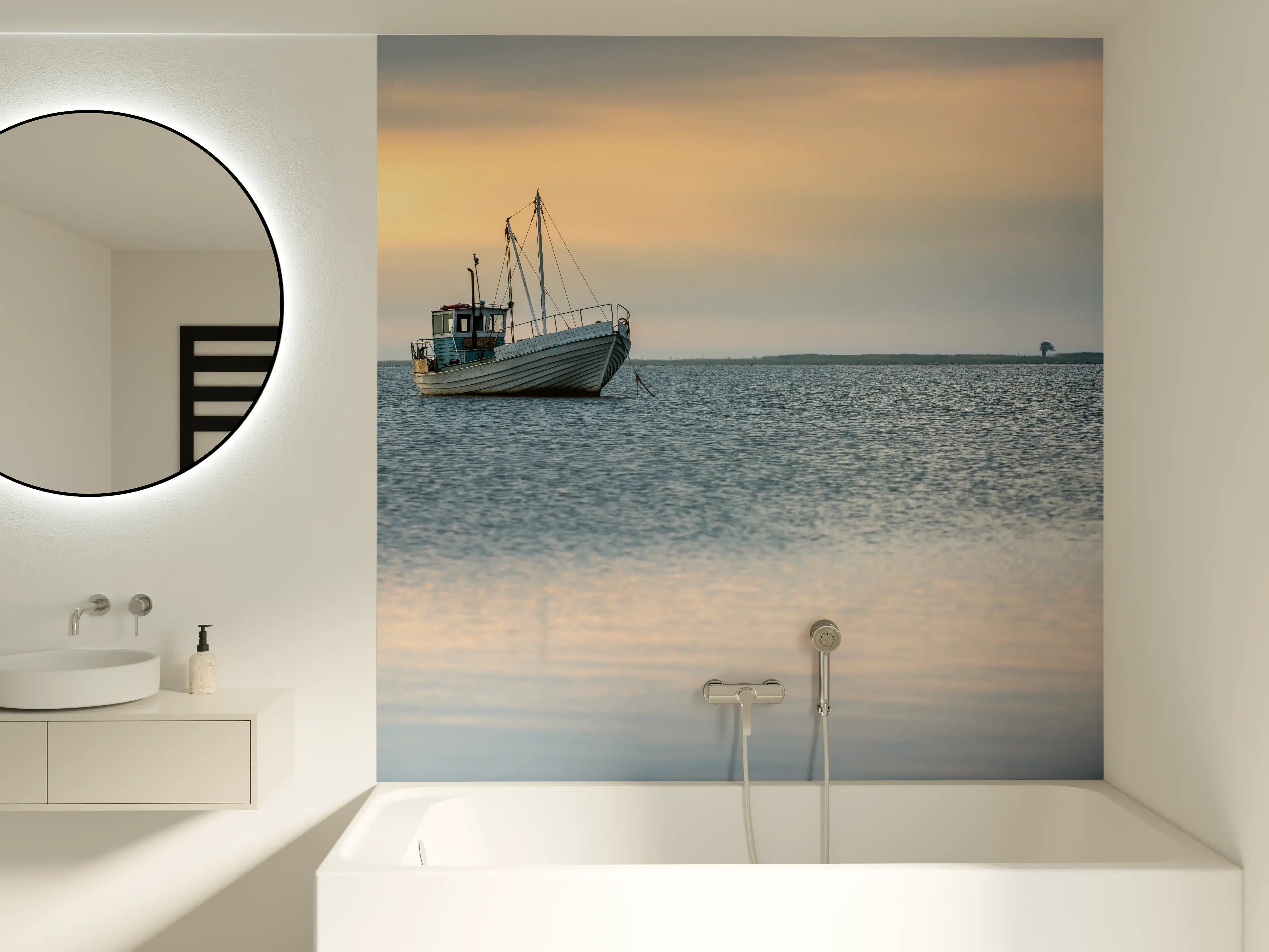 Badewannen-Rückwand - Ruhiges Boot auf dem Wasser