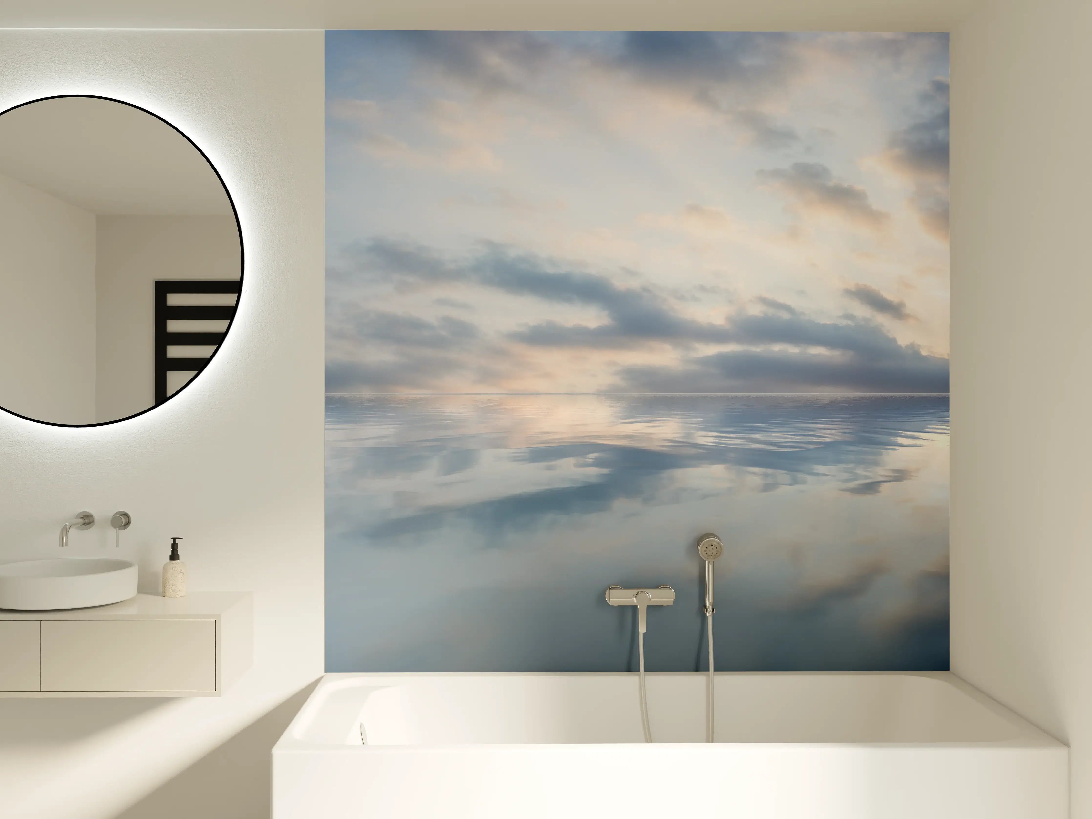 Badewannen-Rückwand - Ruhiges Wasser mit sanften Wolkenstrukturen
