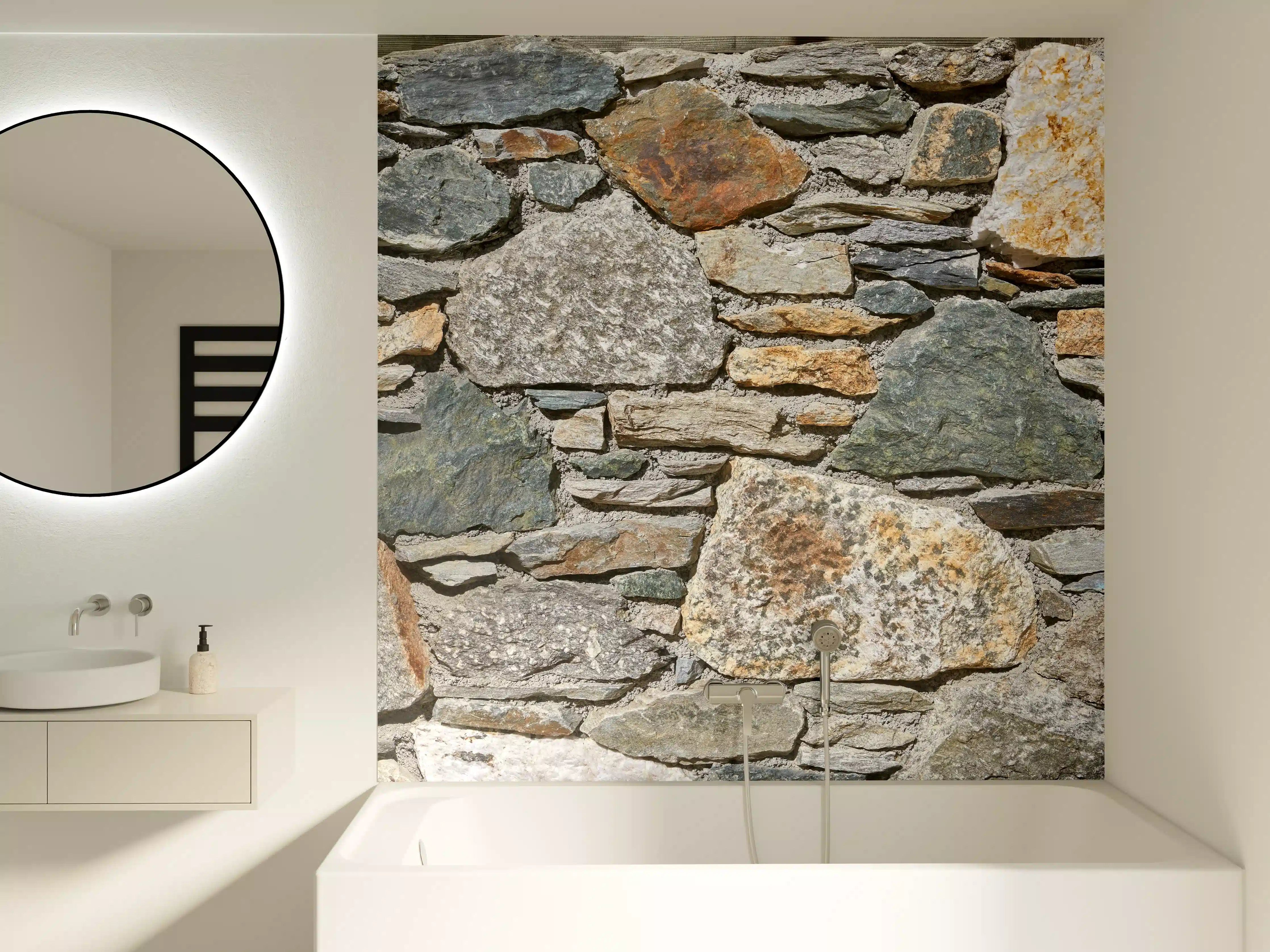 Badewannen-Rückwand - Rustikale Steinwand in Erdtönen