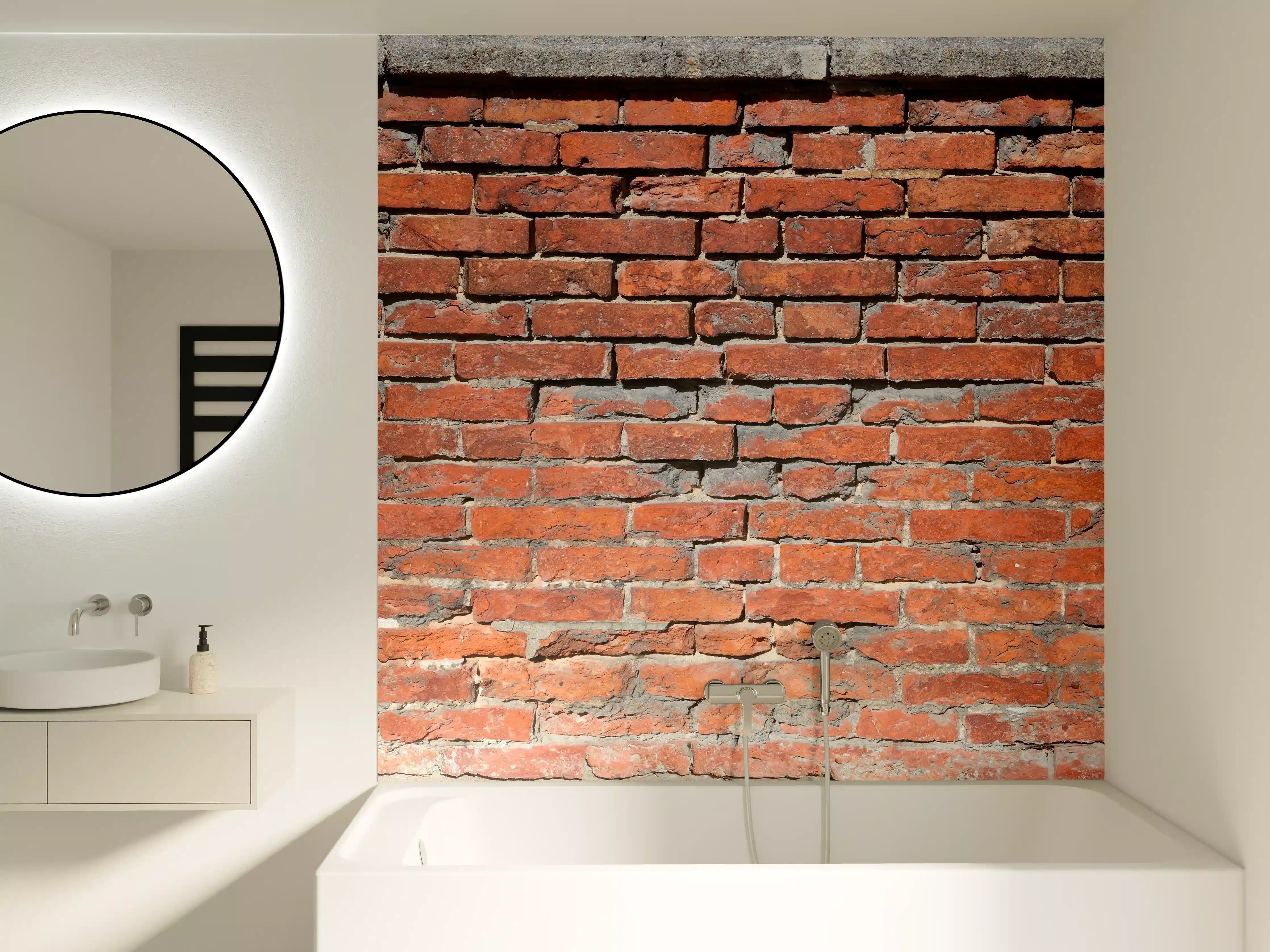 Badewannen-Rückwand - Rustikale Ziegelmauer im Vintage-Stil