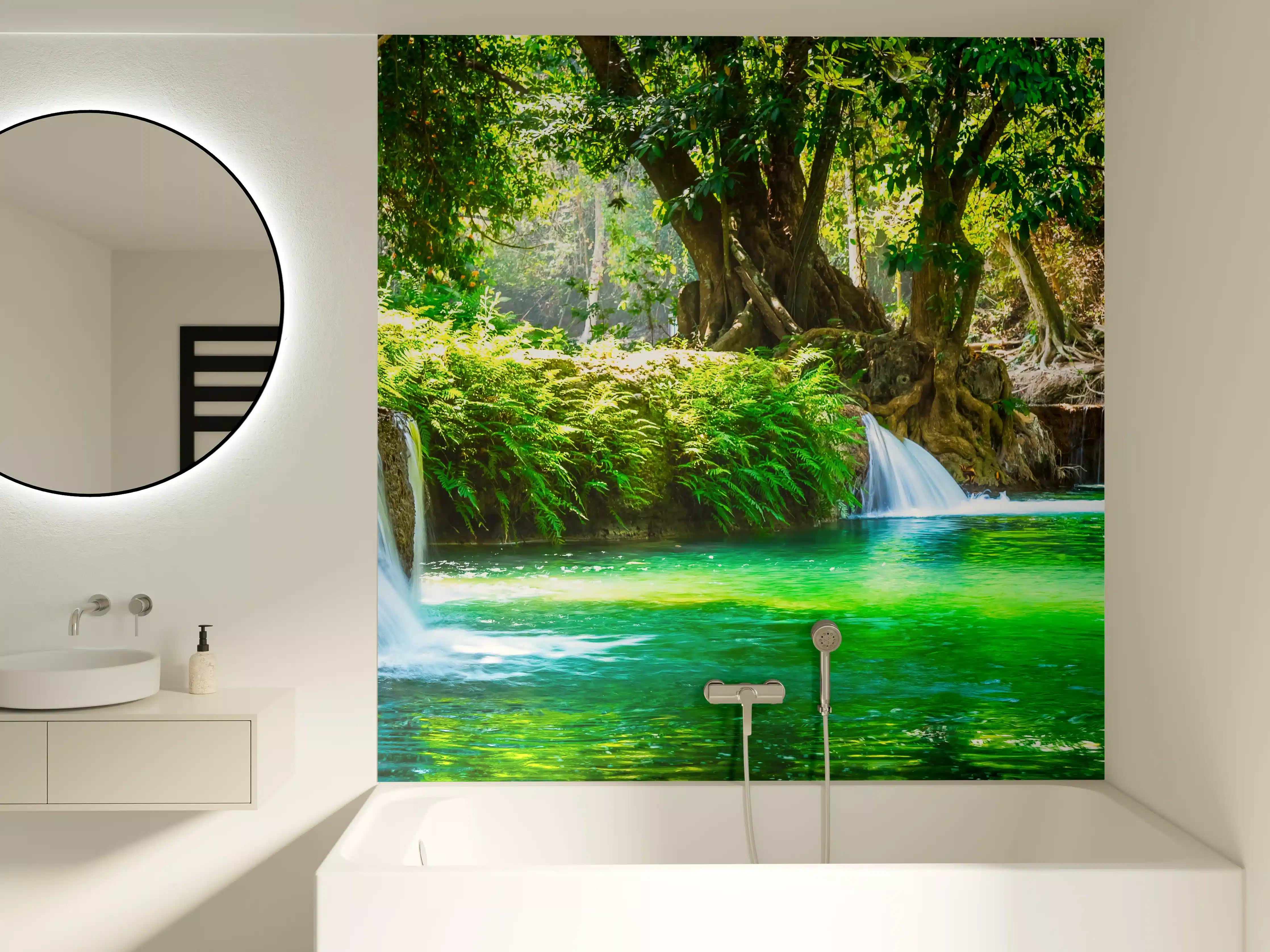 Badewannen-Rückwand - Sanfter Wasserfall im grauen Wald