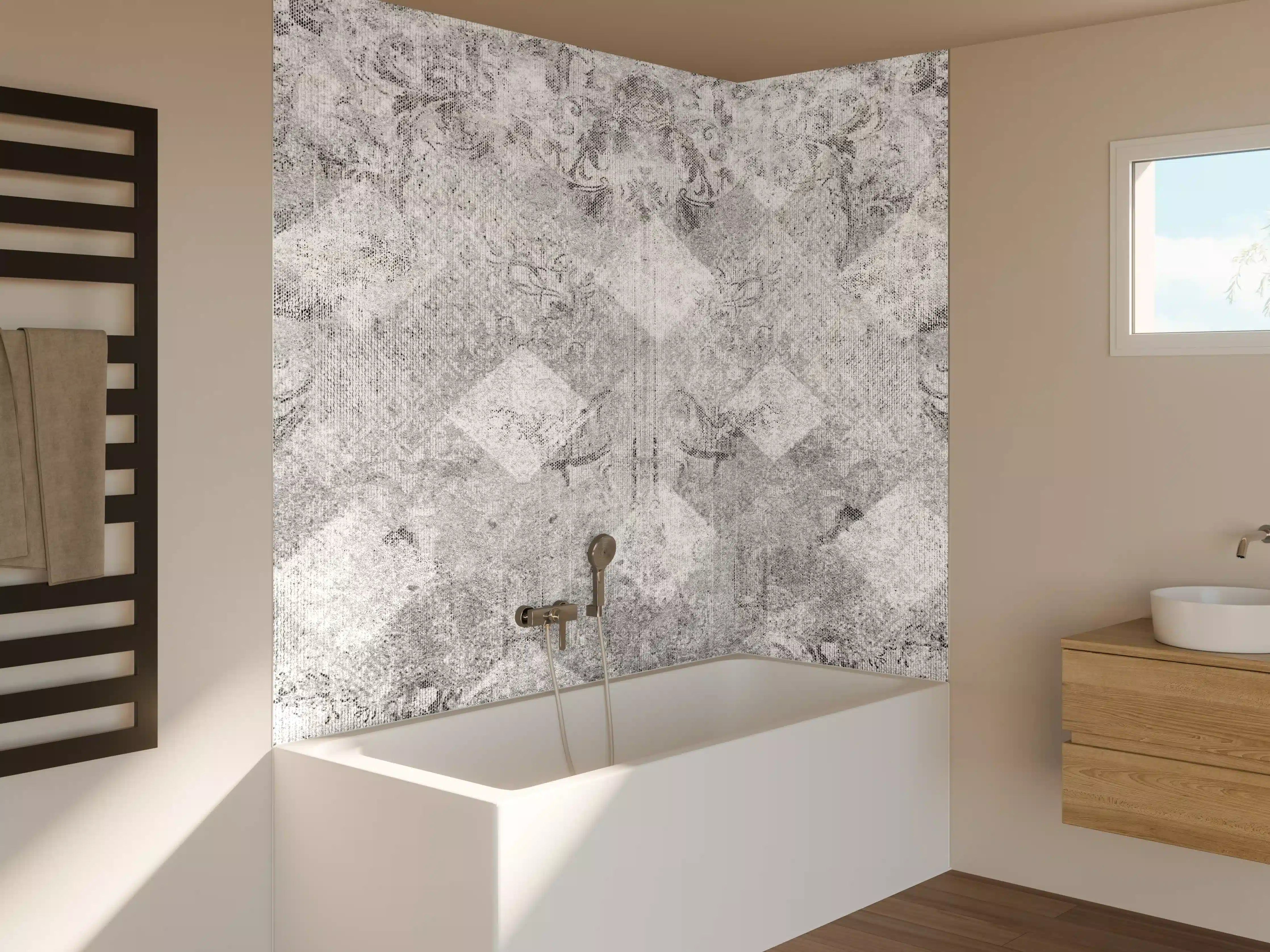Badewannen-Rückwand - Schimmernder Grauwert an Weißwand