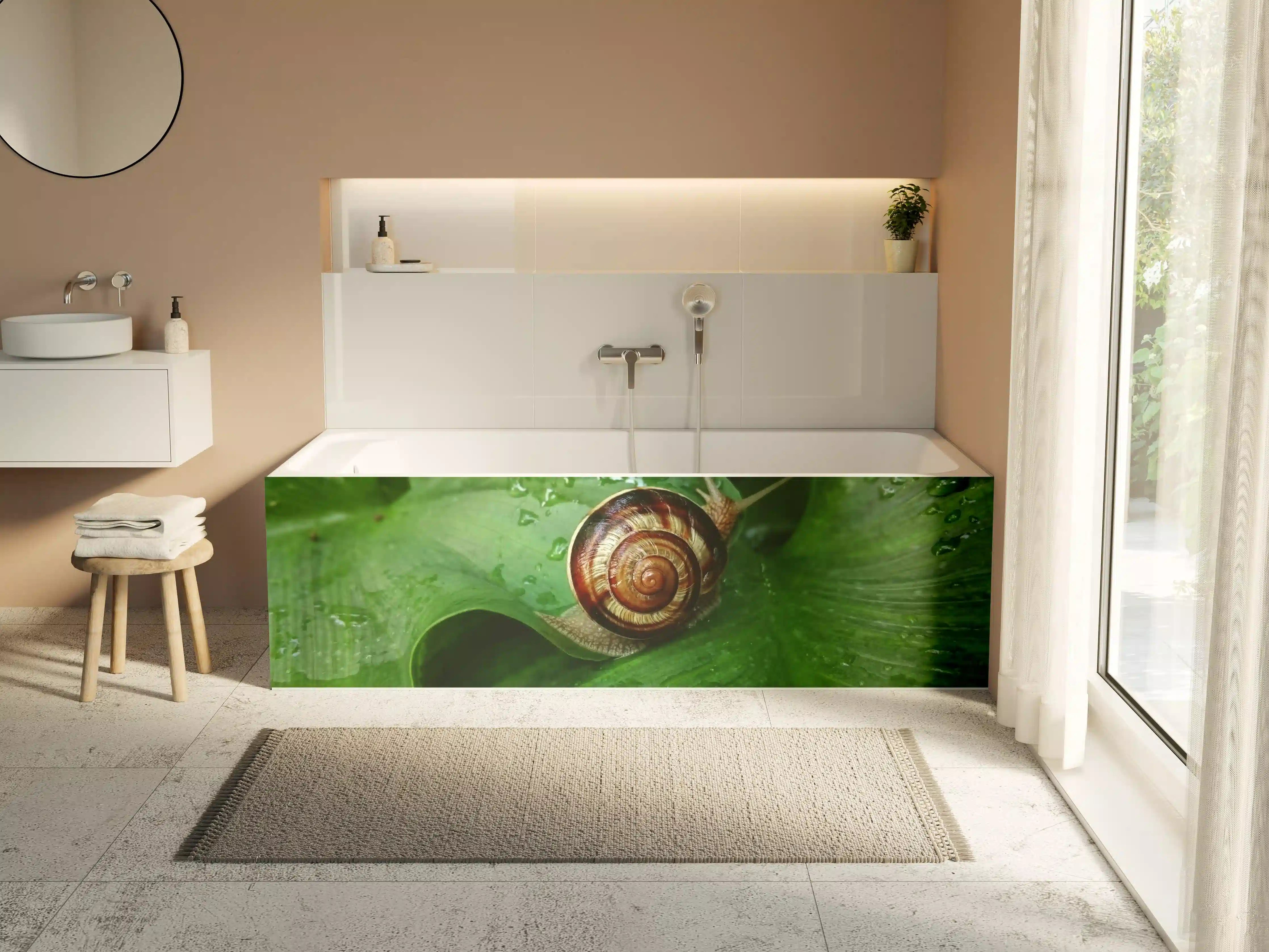 Badewannen-Rückwand - Schnecke auf einem nassen Blatt