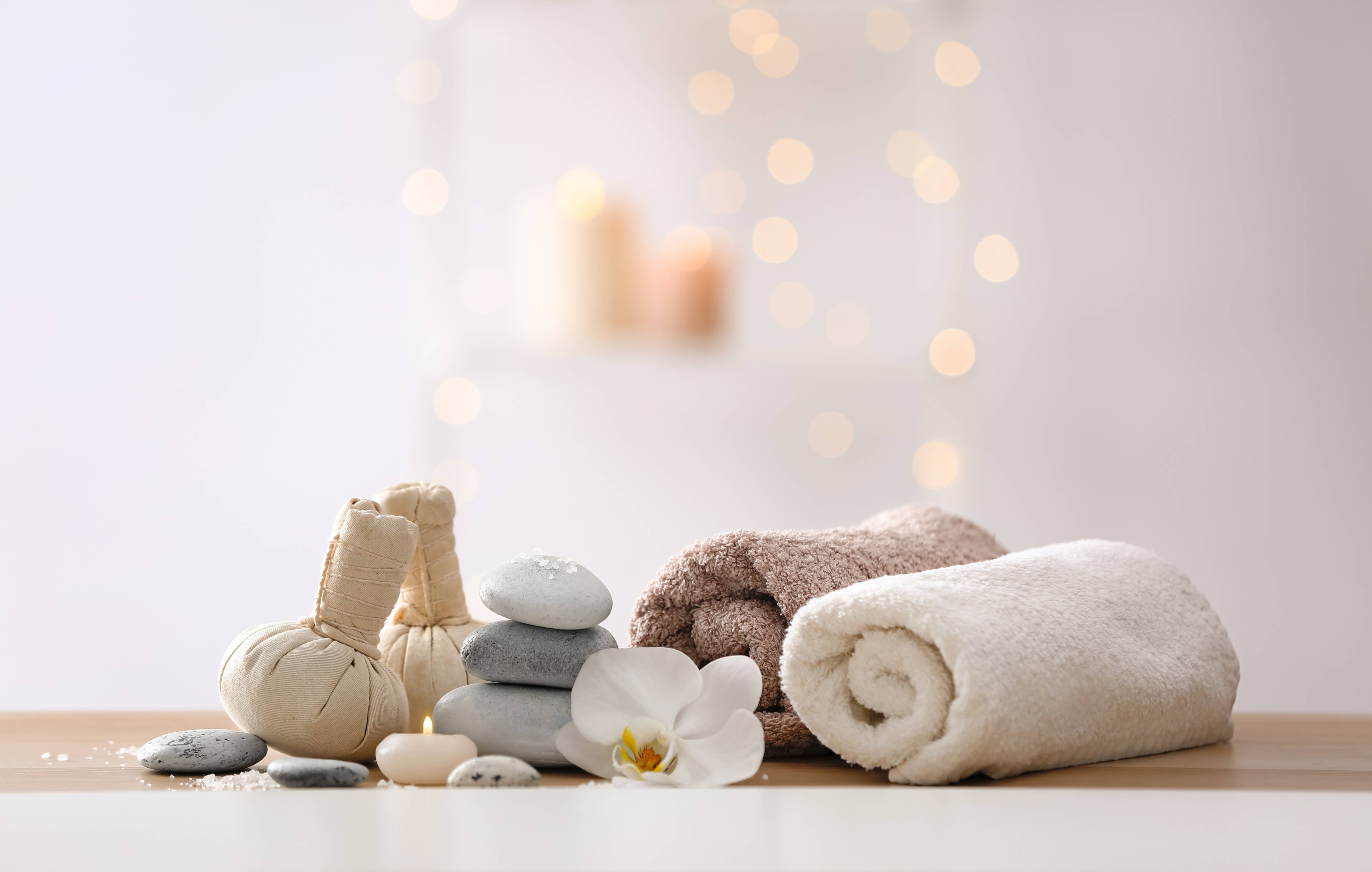 Badewannen-Rückwand-Schöne Spa-Komposition auf Tisch