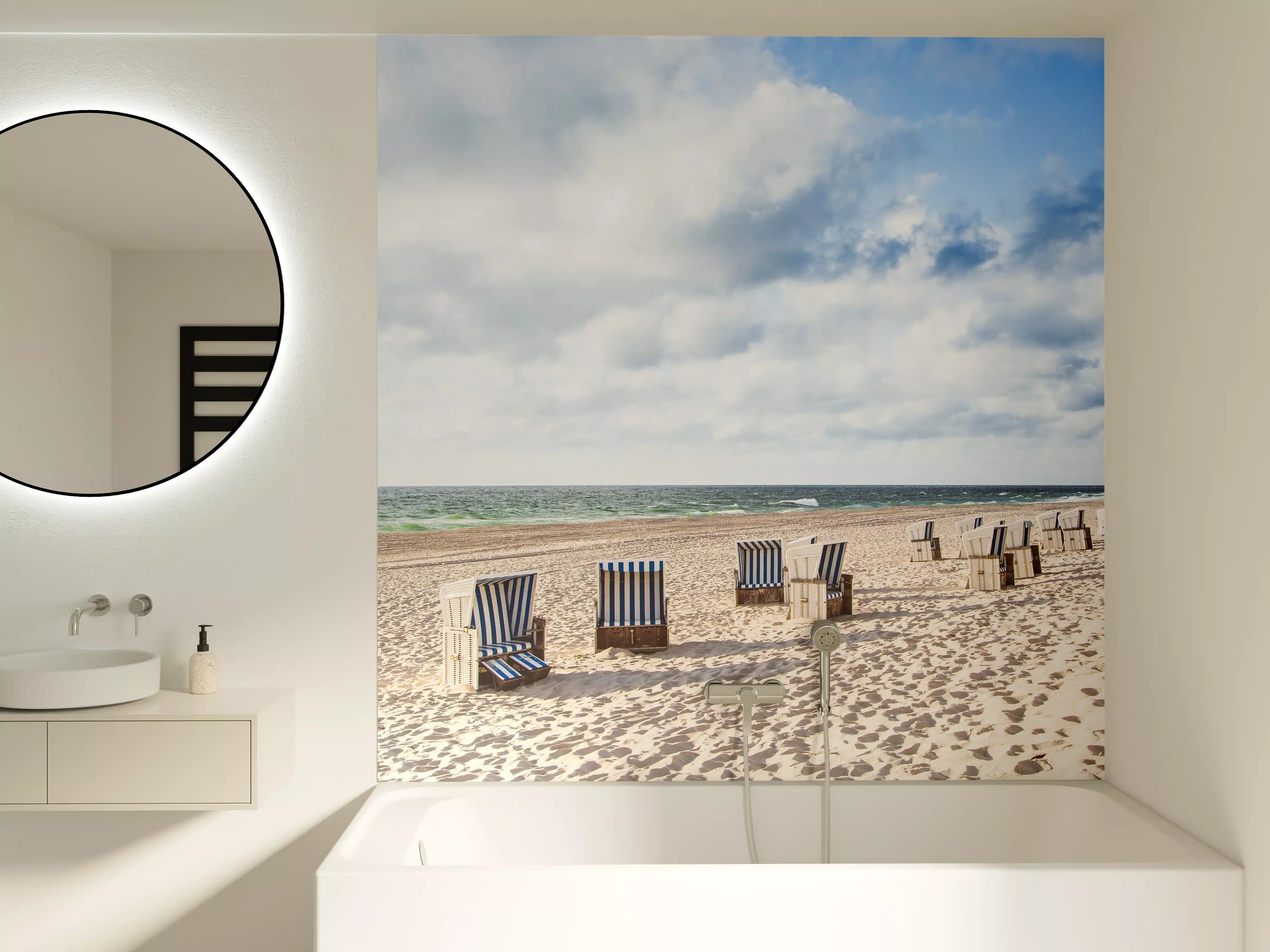 Badewannen-Rückwand - Schöne Strandliegestühle in Blau und Weiß