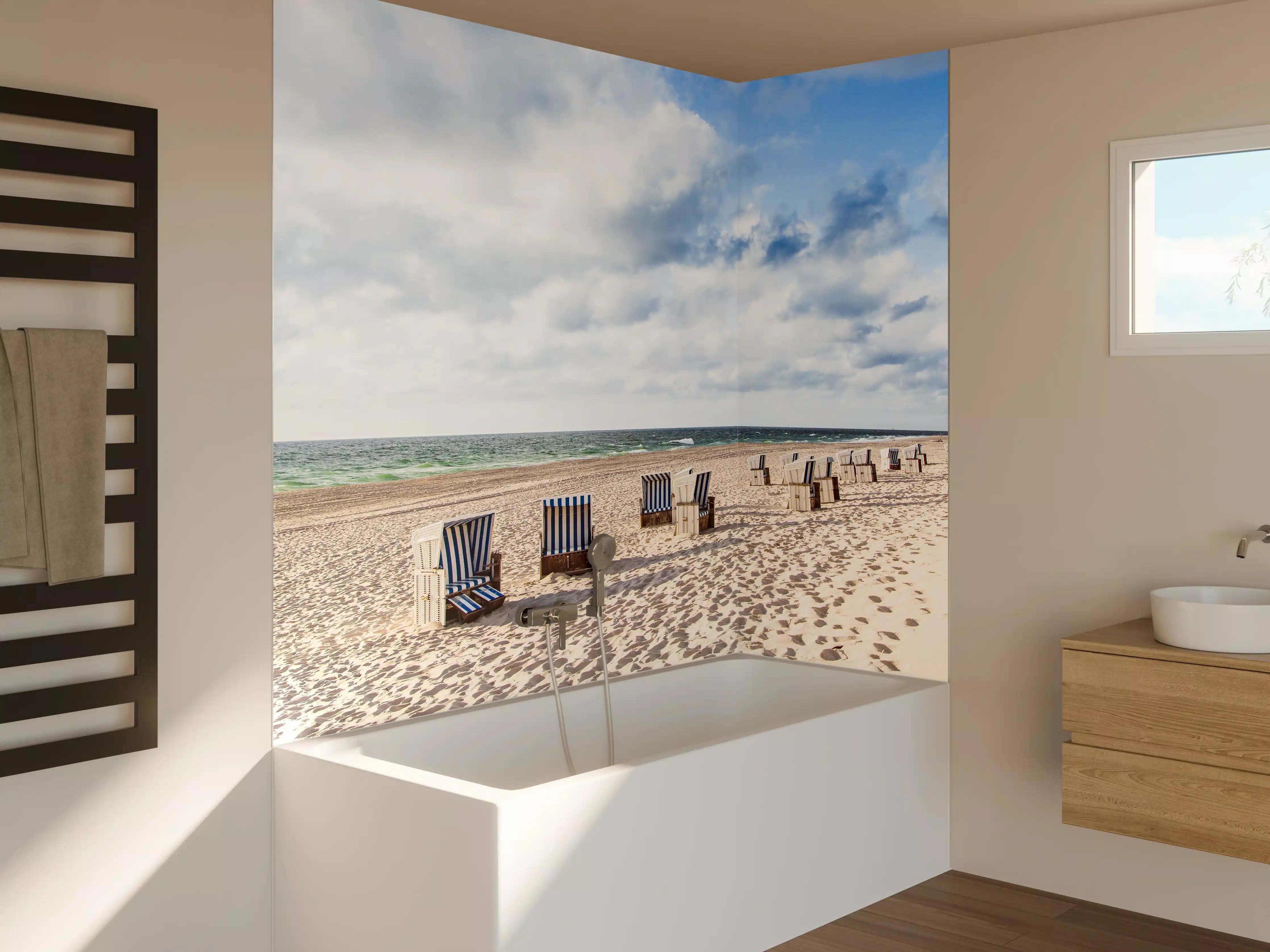 Badewannen-Rückwand - Schöne Strandliegestühle in Blau und Weiß
