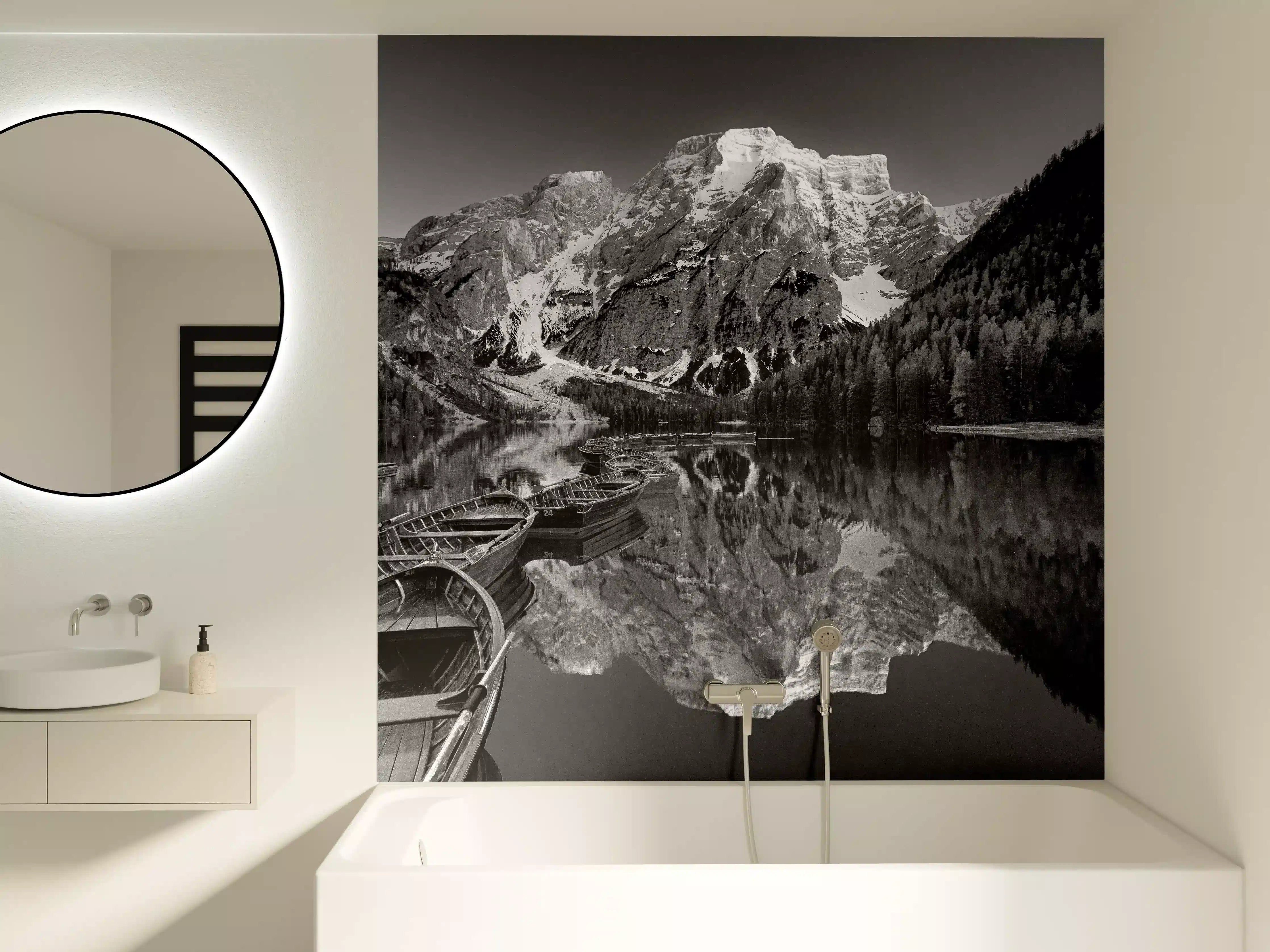Badewannen-Rückwand - Schwarz-Weiß Bergsee Idylle