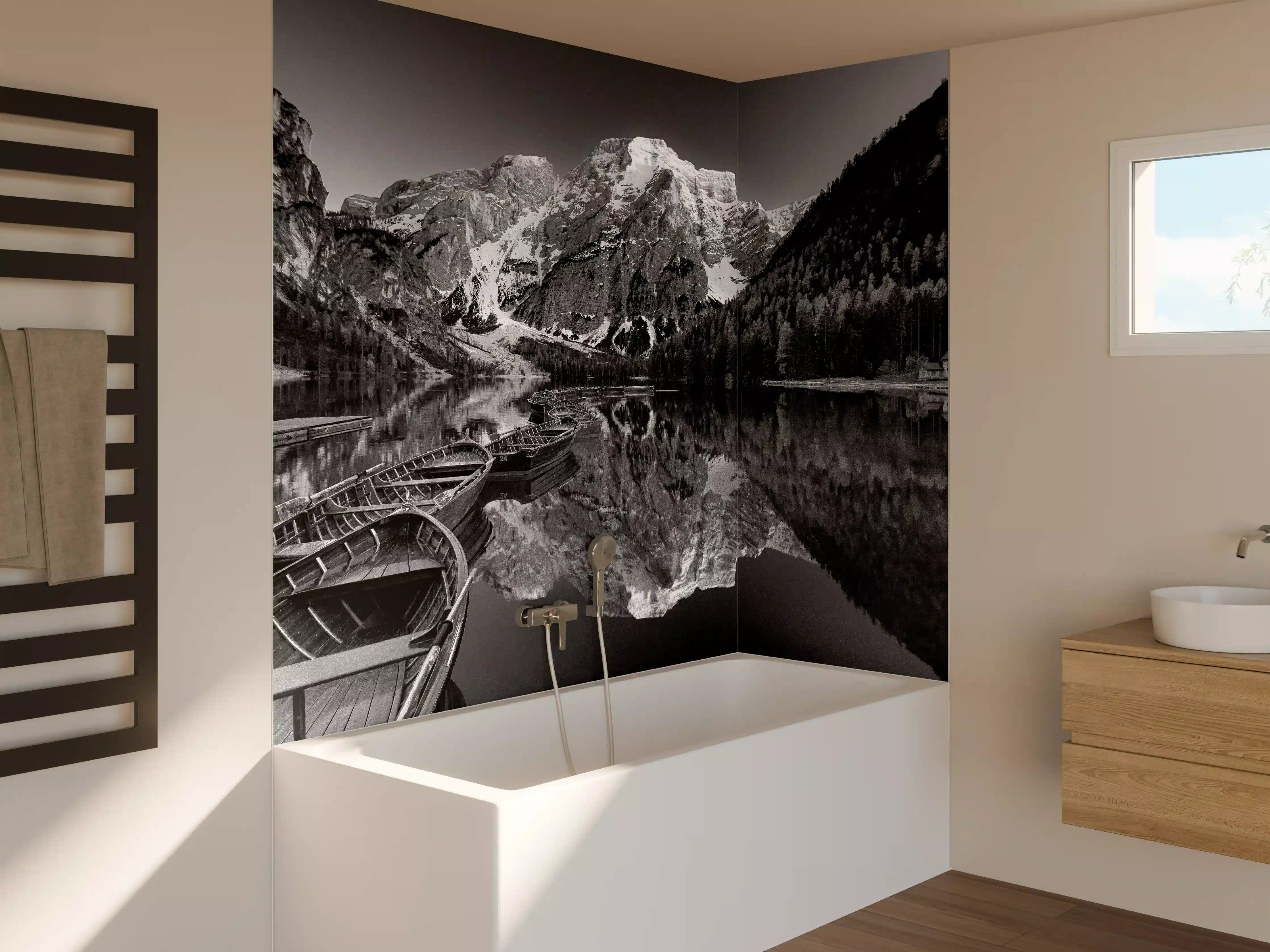 Badewannen-Rückwand - Schwarz-Weiß Bergsee Idylle