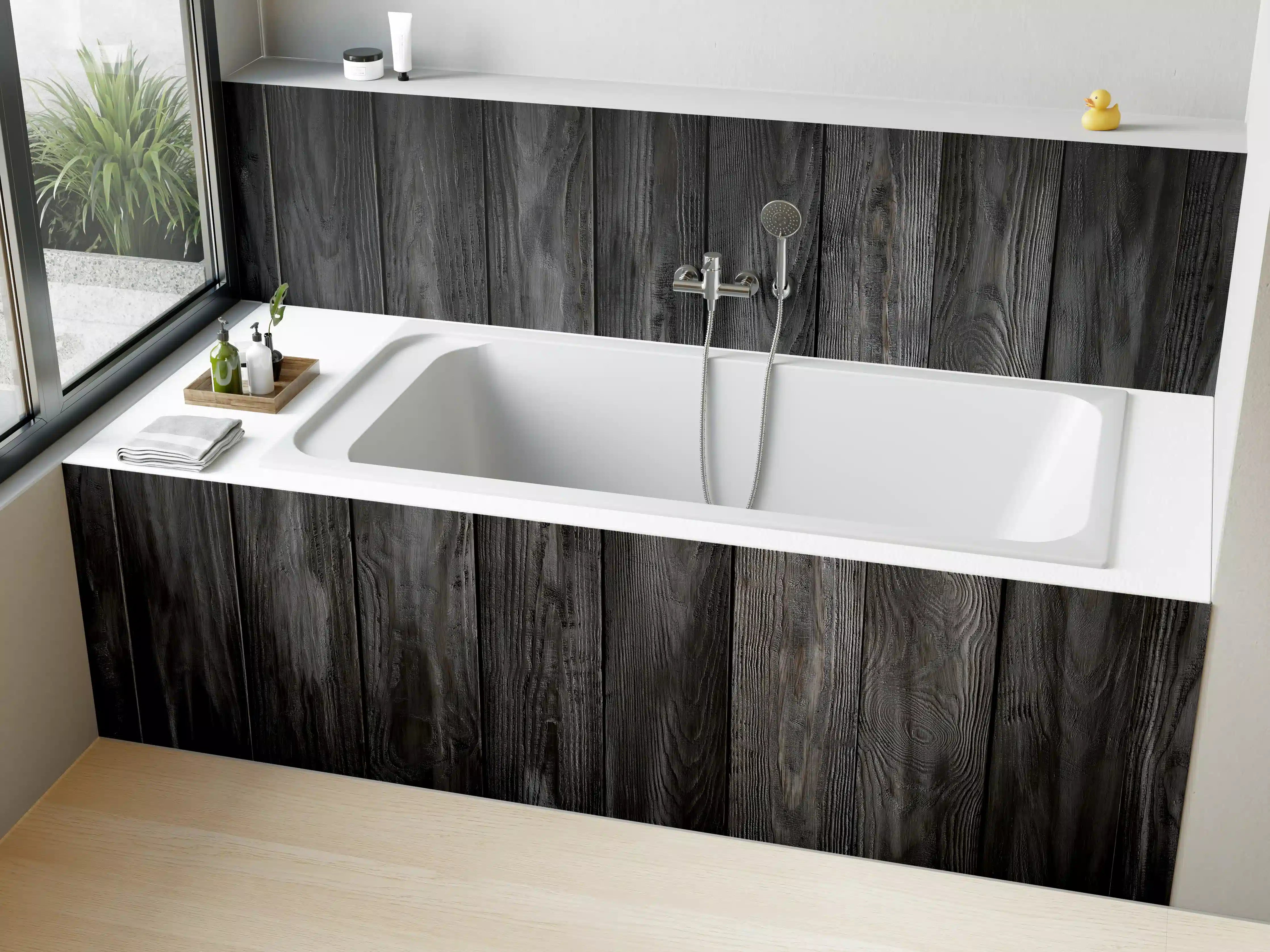 Badewannen-Rückwand - Schwarz lackierte Holzbretter