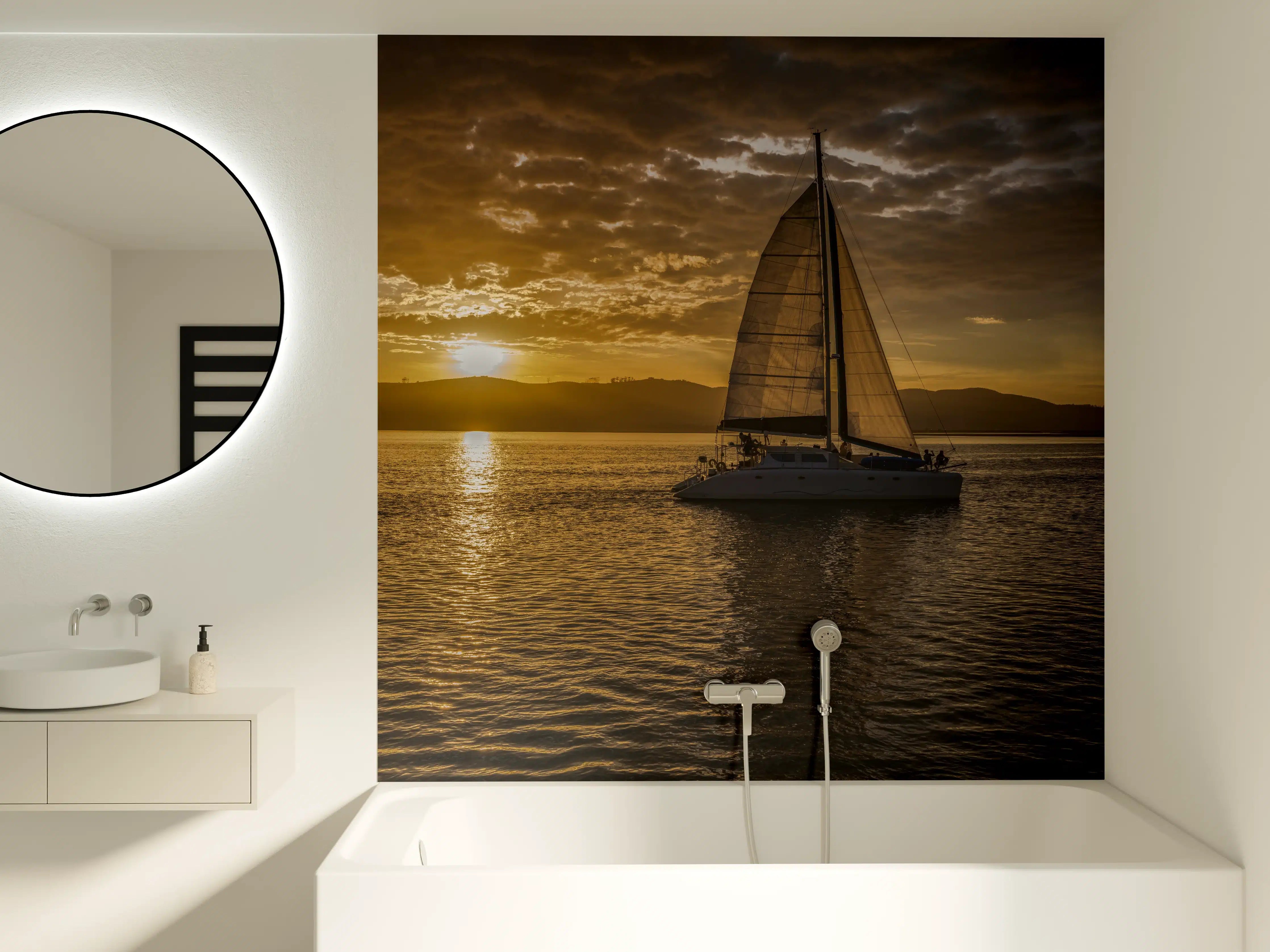 Badewannen-Rückwand - Segelboot bei Sonnenuntergang in der Lagune von Knysna