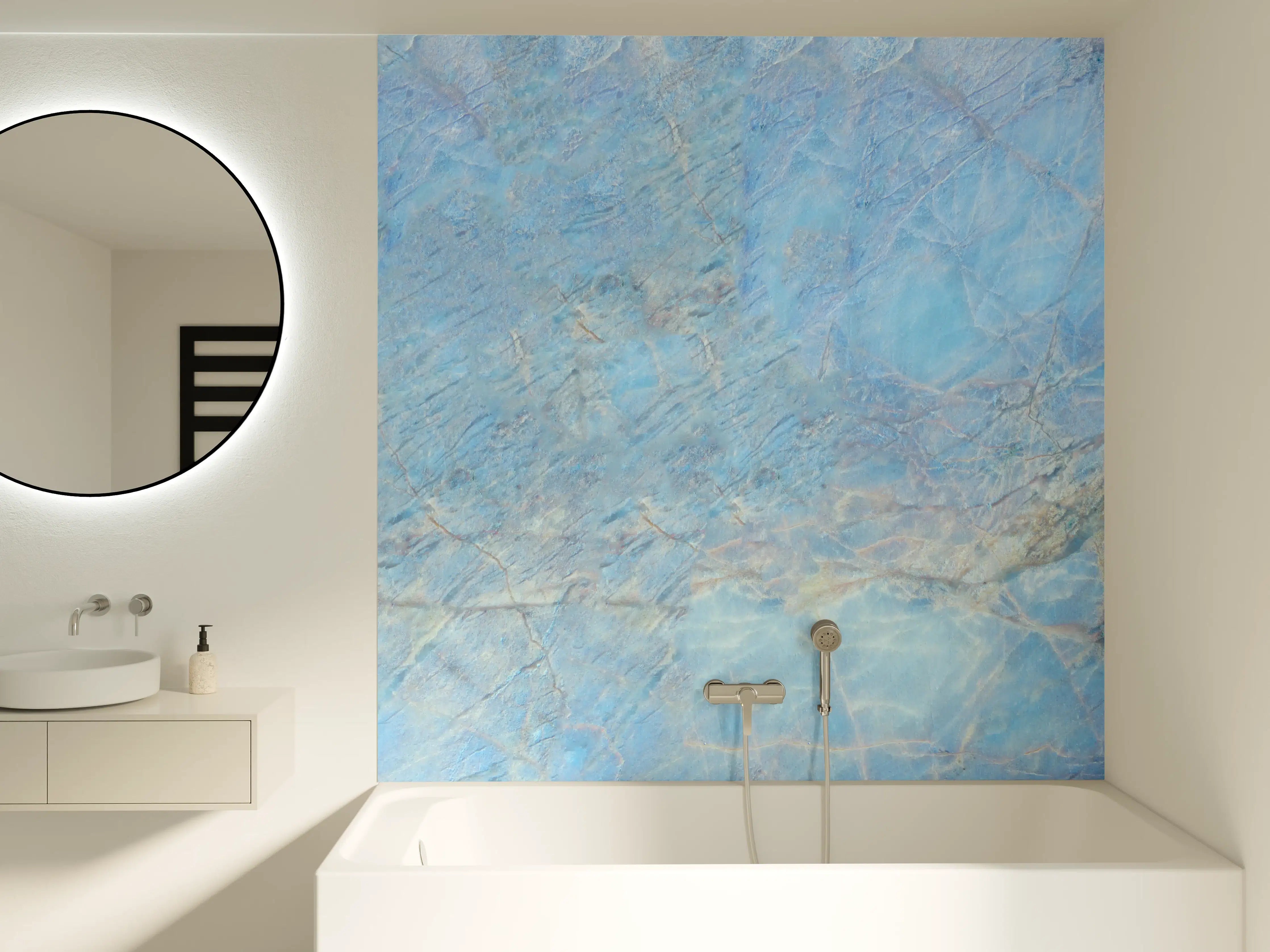 Badewannen-Rückwand - Silbergraue Wand mit Weißstruktur