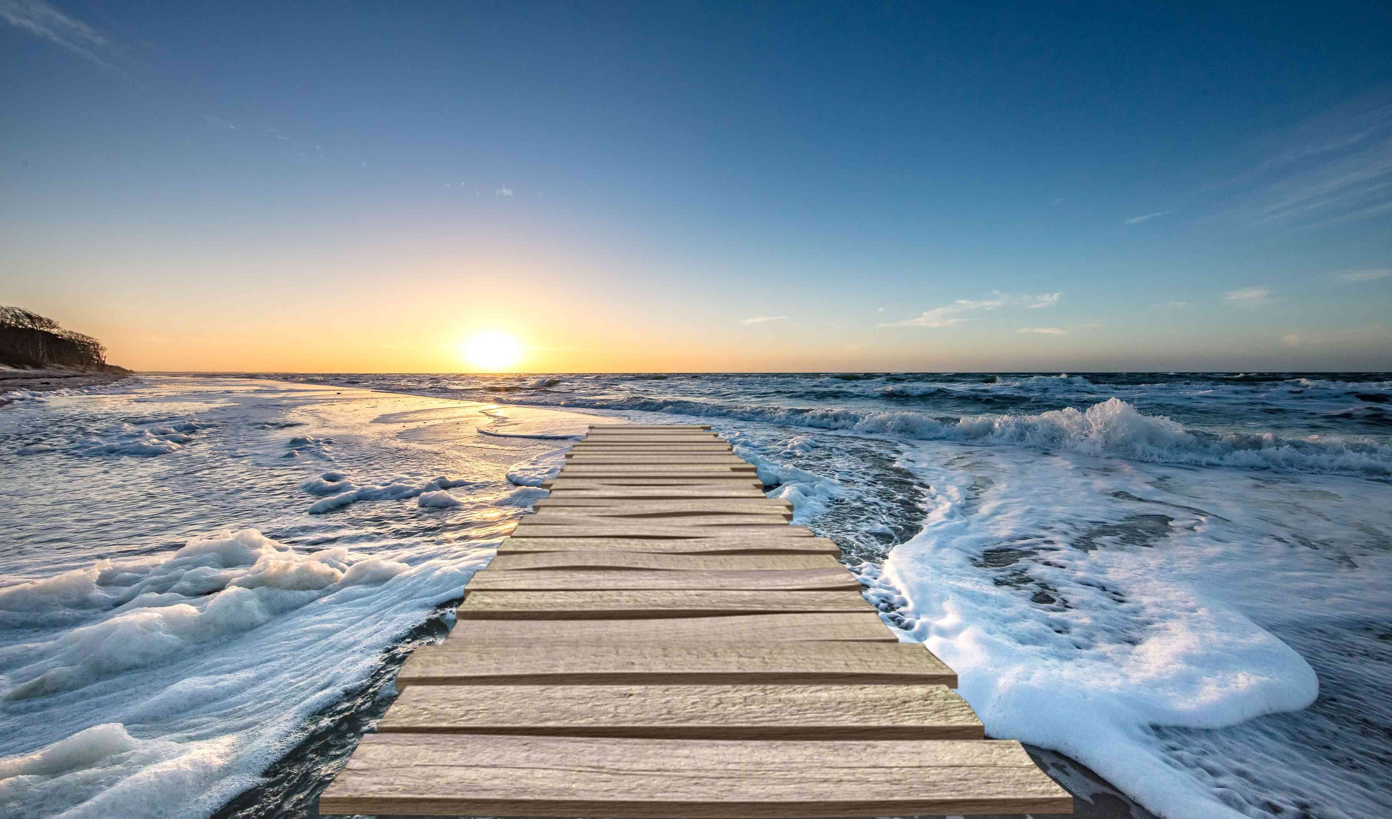 Badewannen-Rückwand-Sonnenuntergang über dem Meer mit Holzsteg