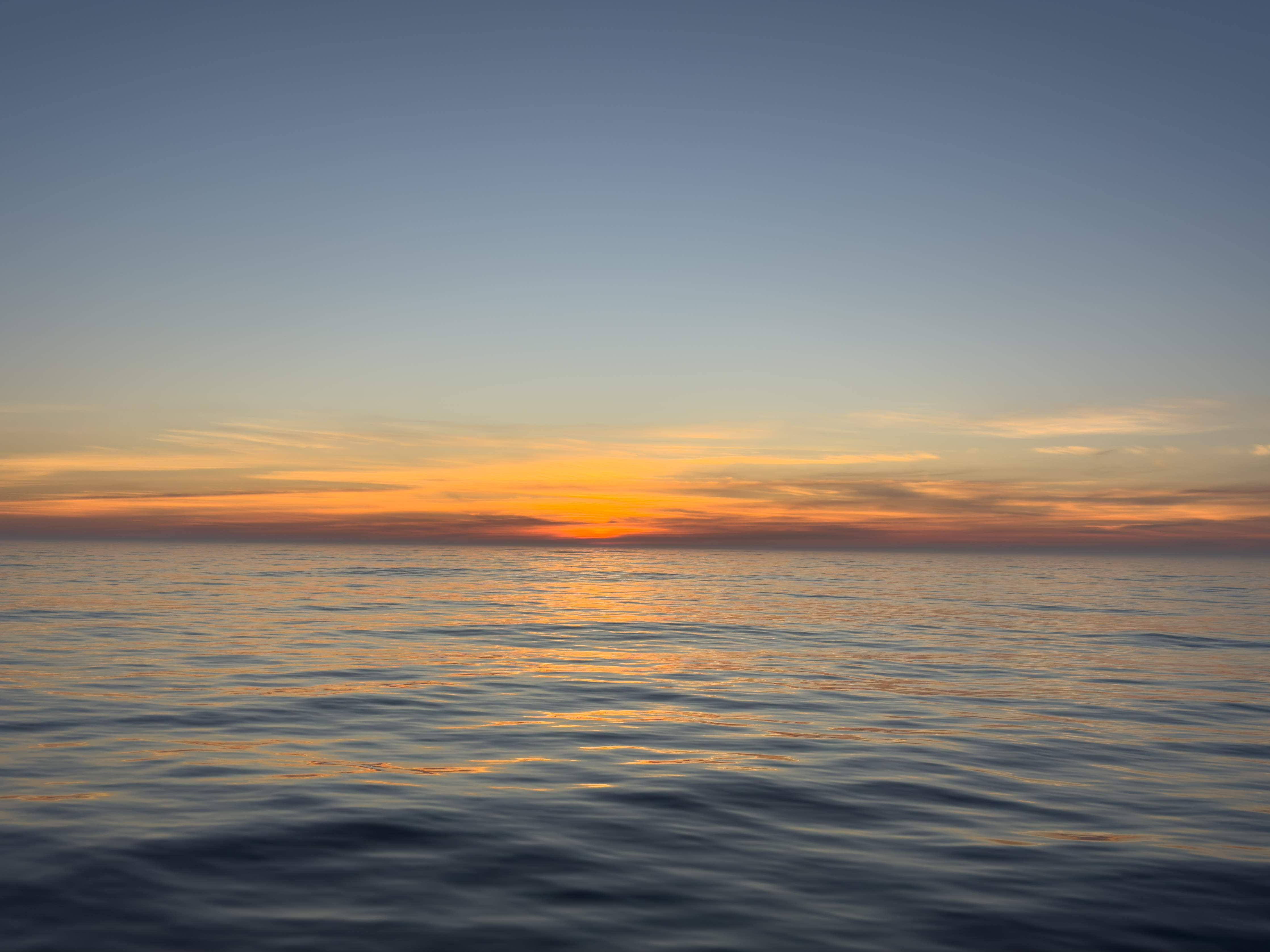 Badewannen-Rückwand-Sonnenuntergang über ruhigem Meer