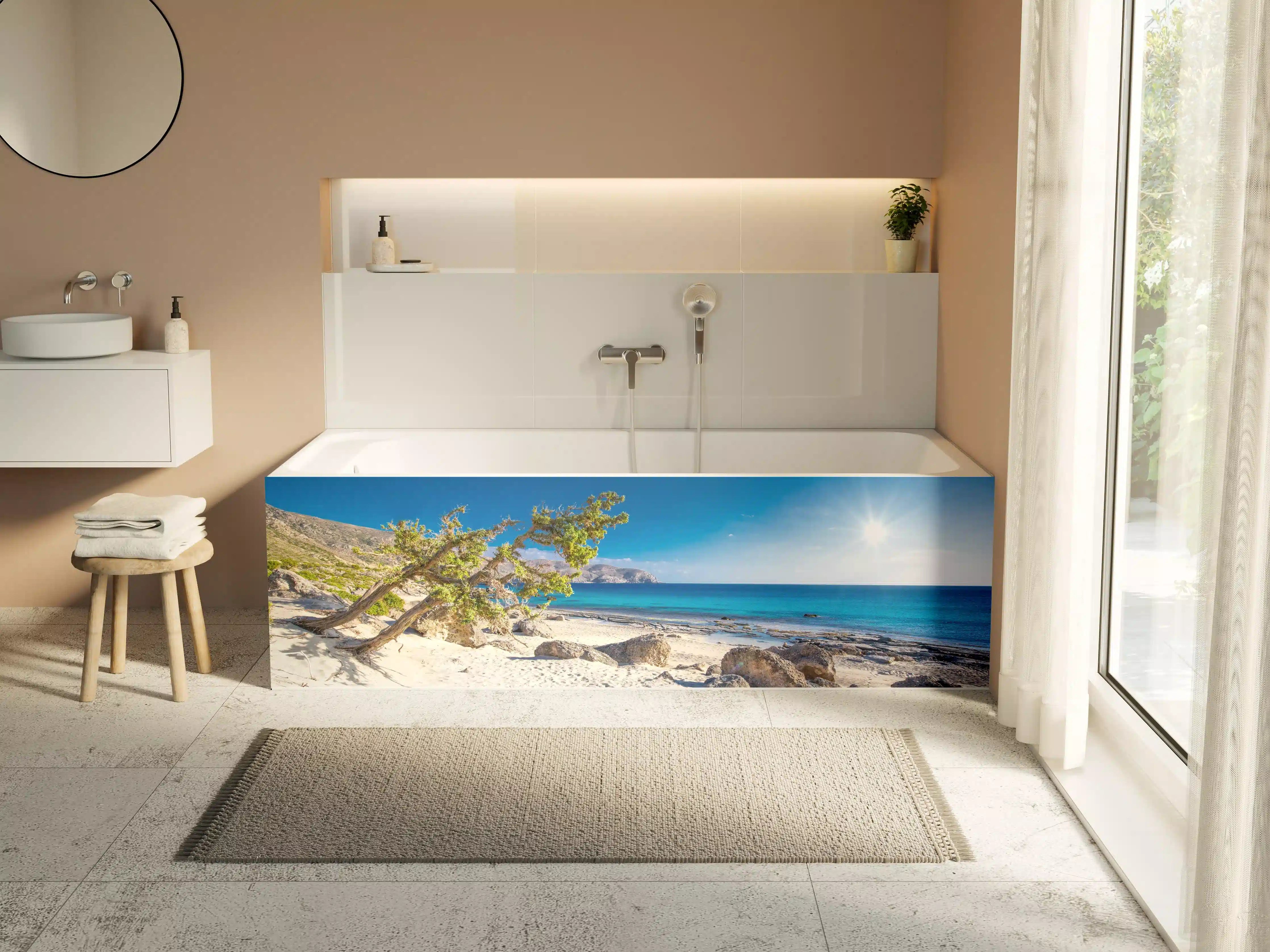 Badewannen-Rückwand - Sonniger Strand mit klarem Wasser und blauen Himmel