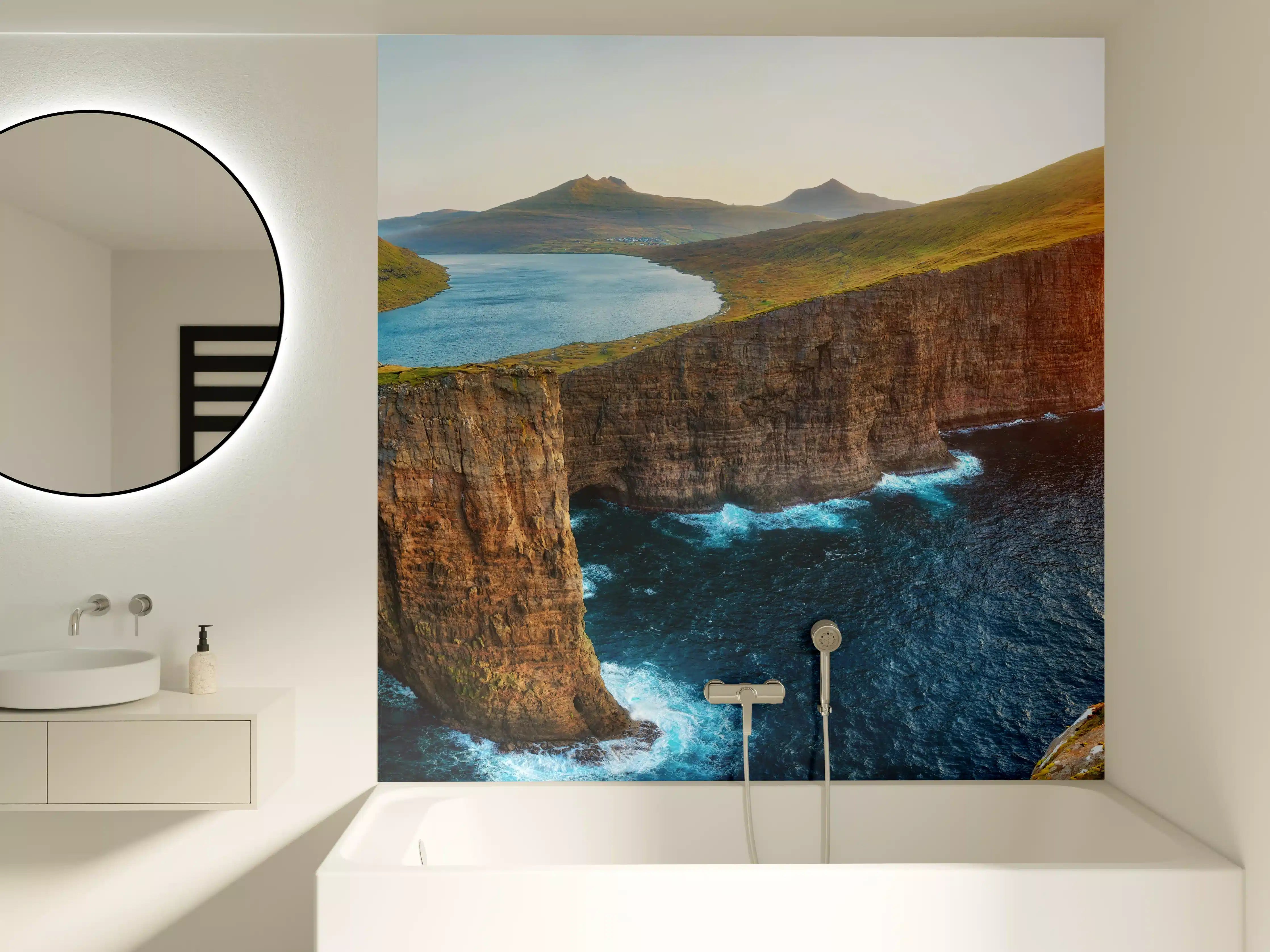 Badewannen-Rückwand - Sorvagsvatn See und mit Wasserfall ins Meer an der Färöer