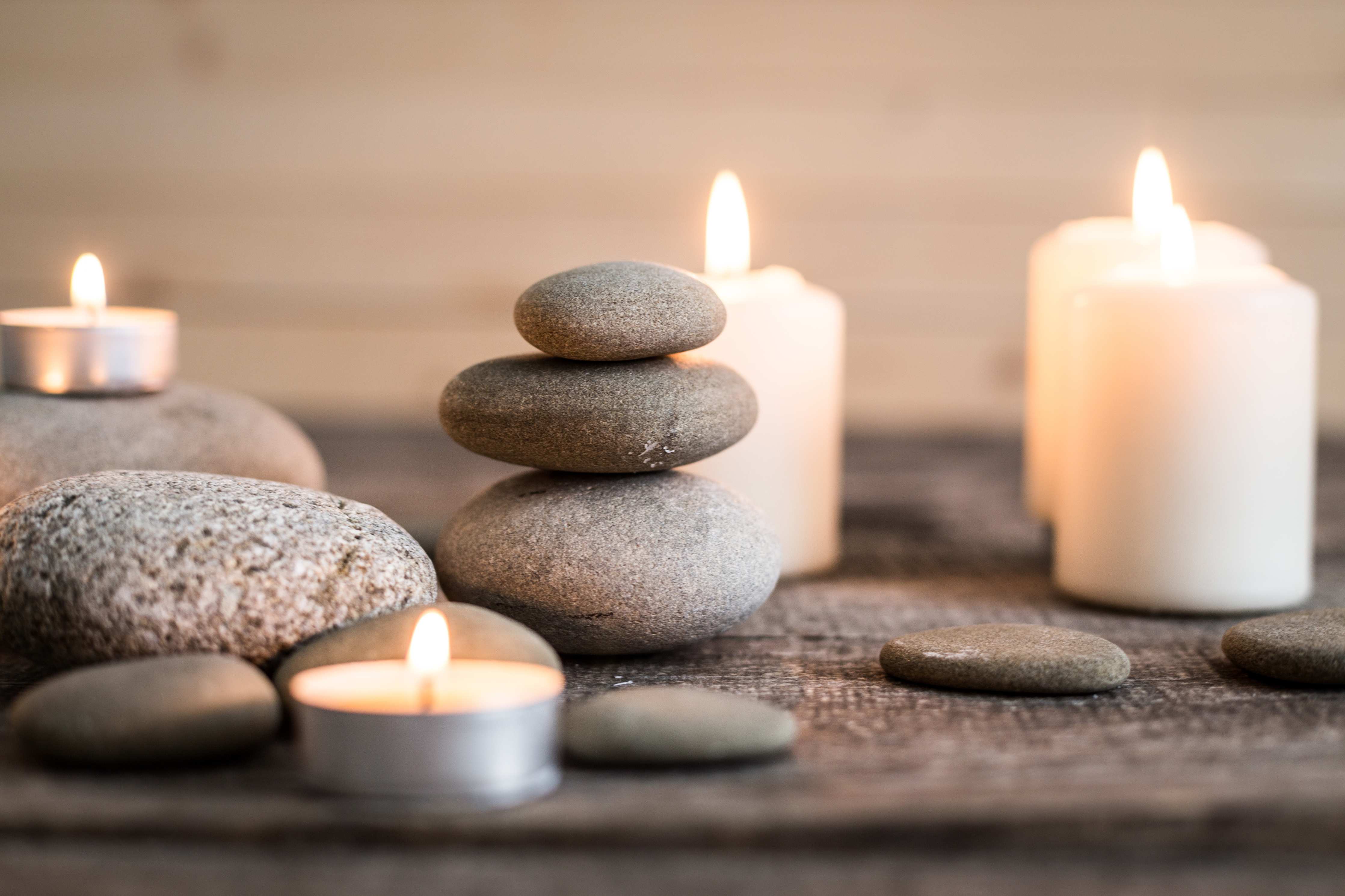 Badewannen-Rückwand-Spa-Stillleben mit Kerzen