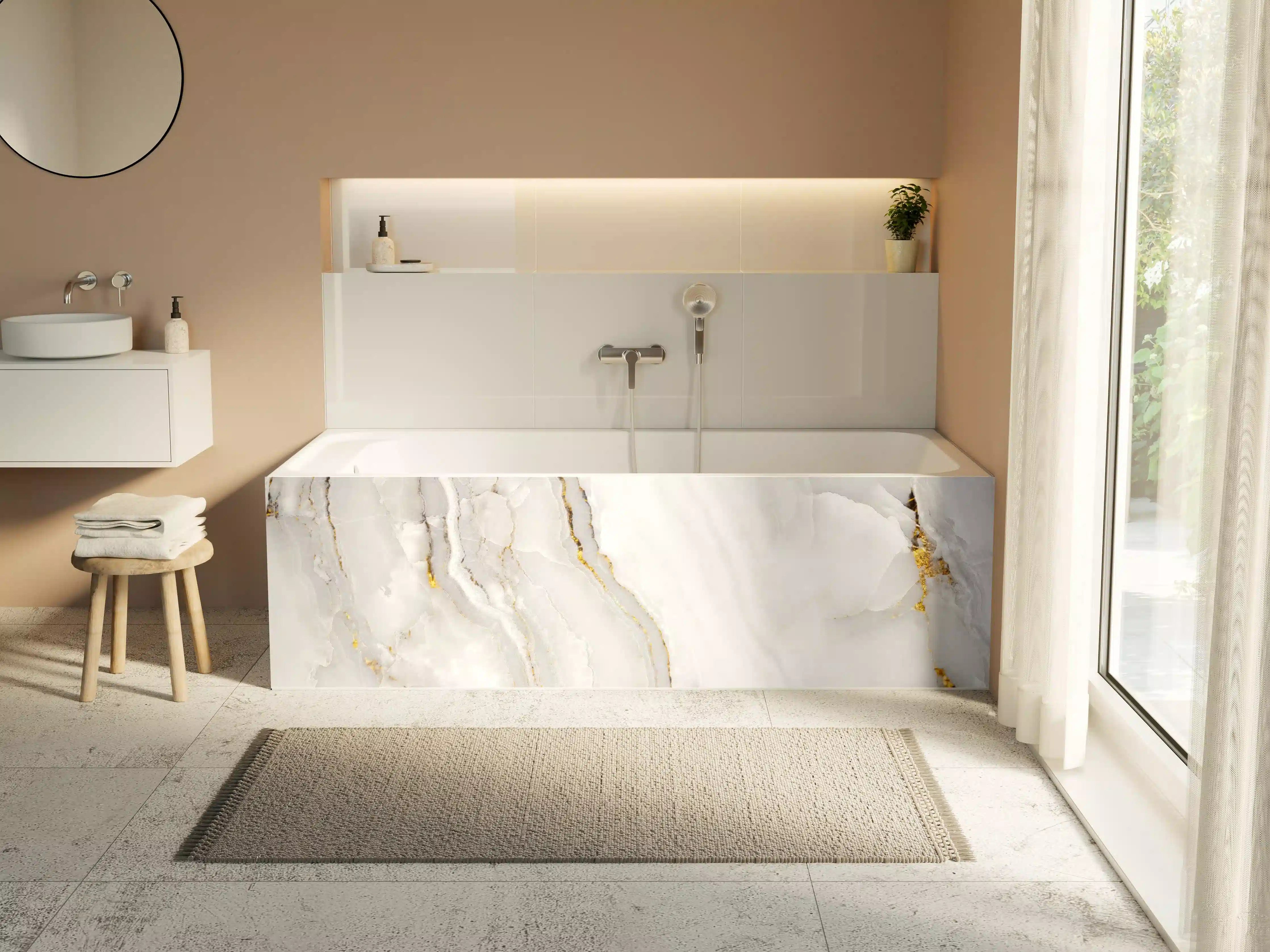 Badewannen-Rückwand - Statuario Marmor mit goldenen Akzenten