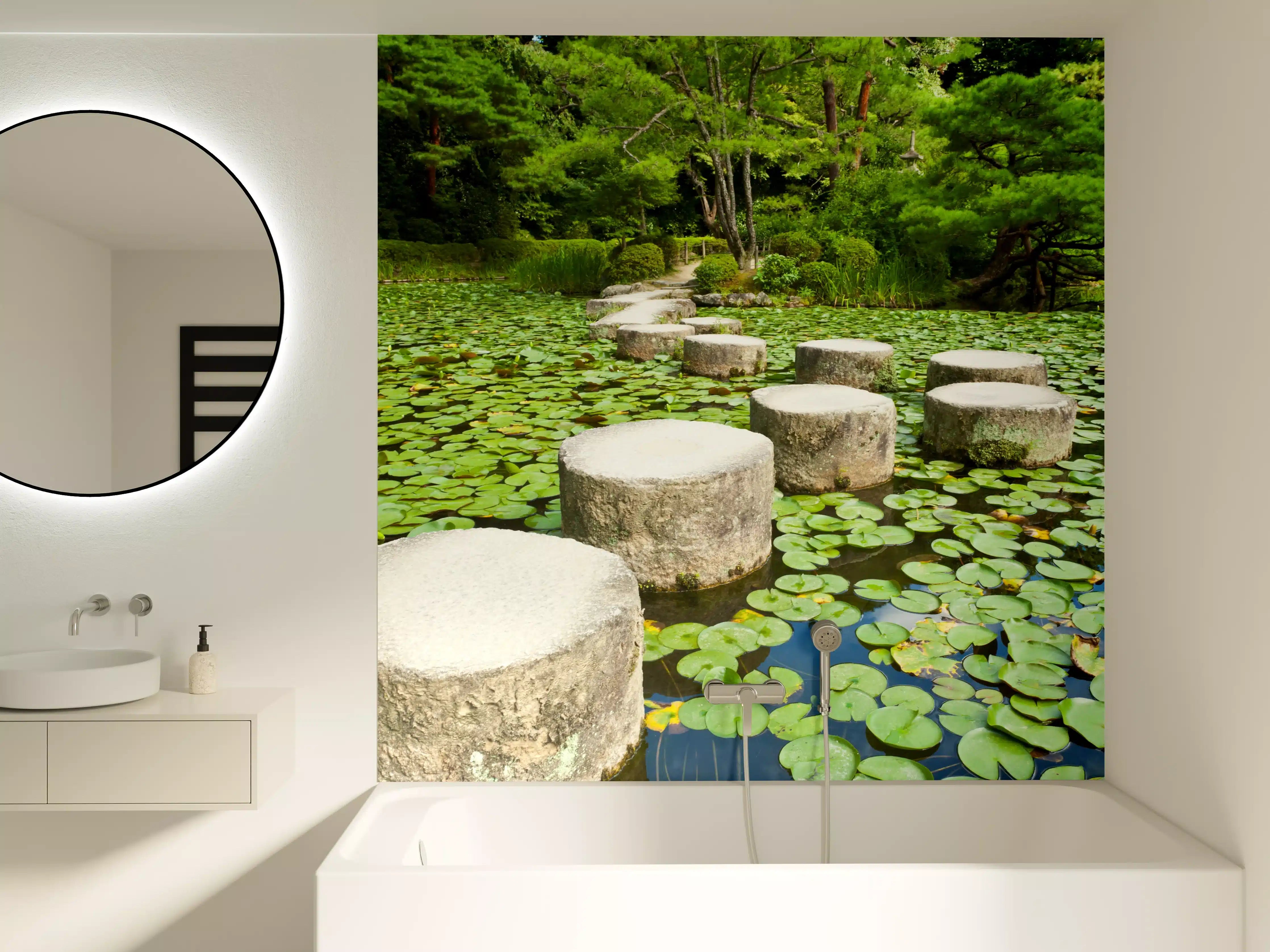 Badewannen-Rückwand - Stein-Zen-Pfad umhüllt von Wasserpflanzen