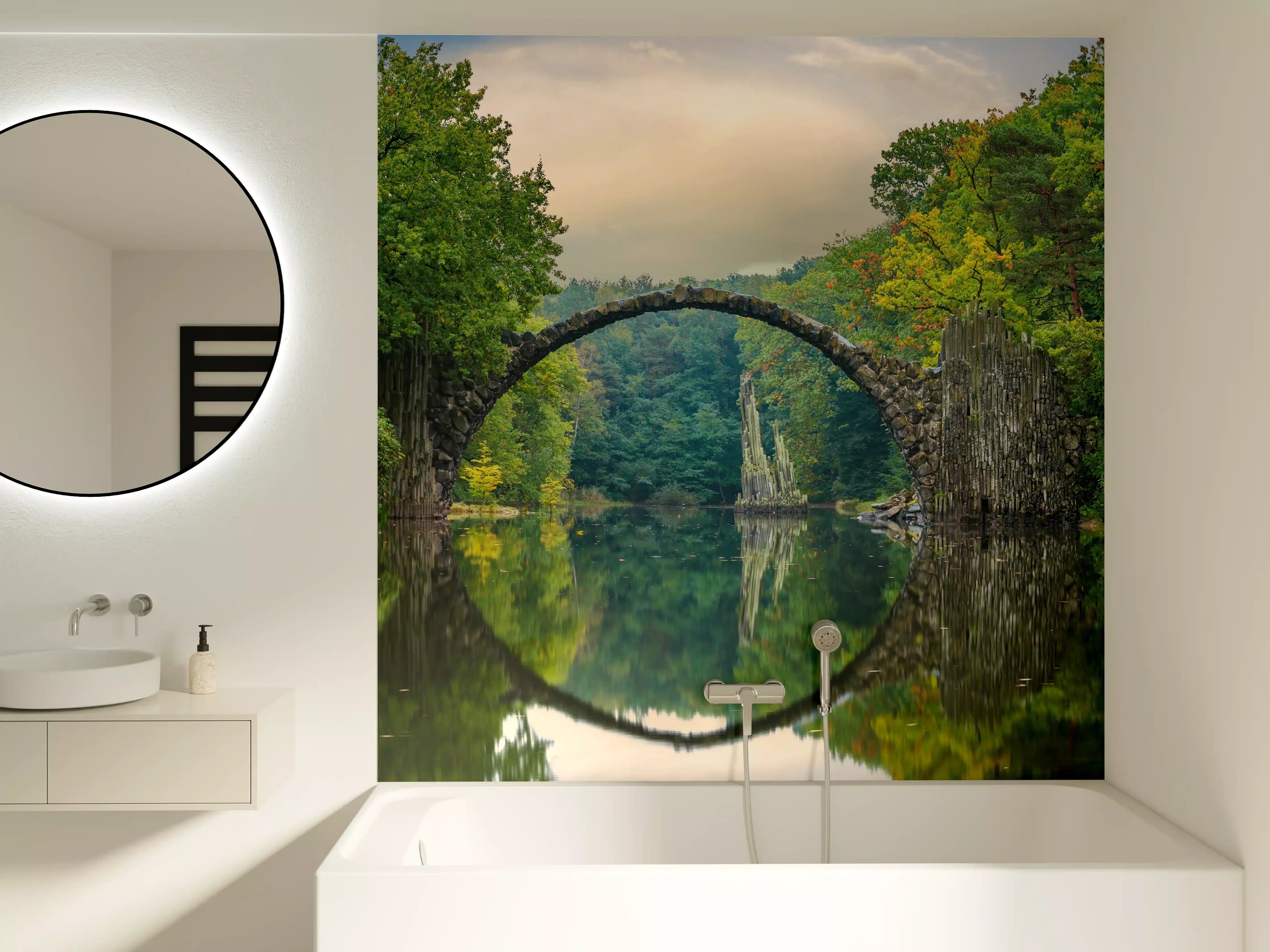 Badewannen-Rückwand - Steinbrücke über Fluss im Wald