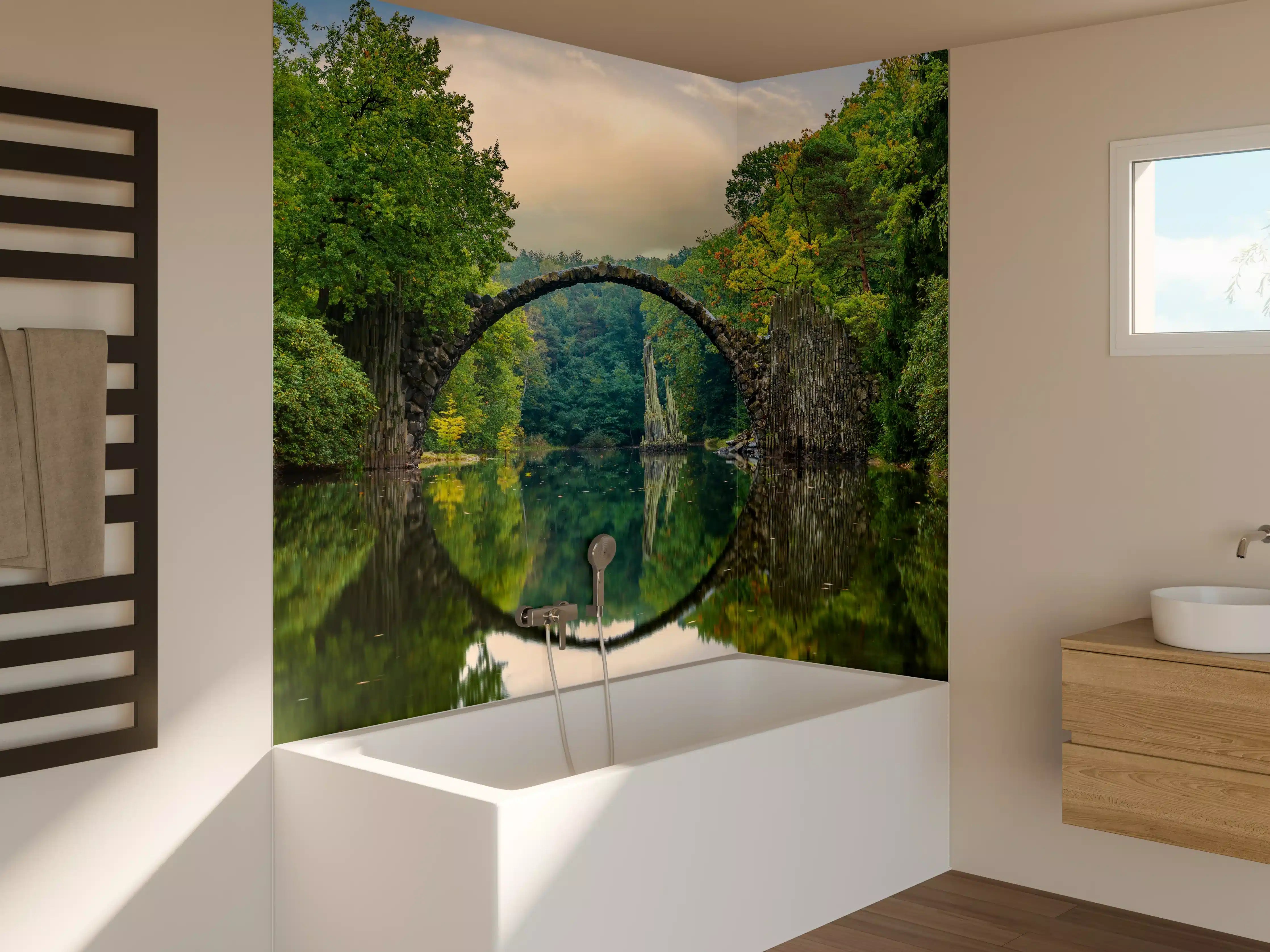 Badewannen-Rückwand - Steinbrücke über Fluss im Wald