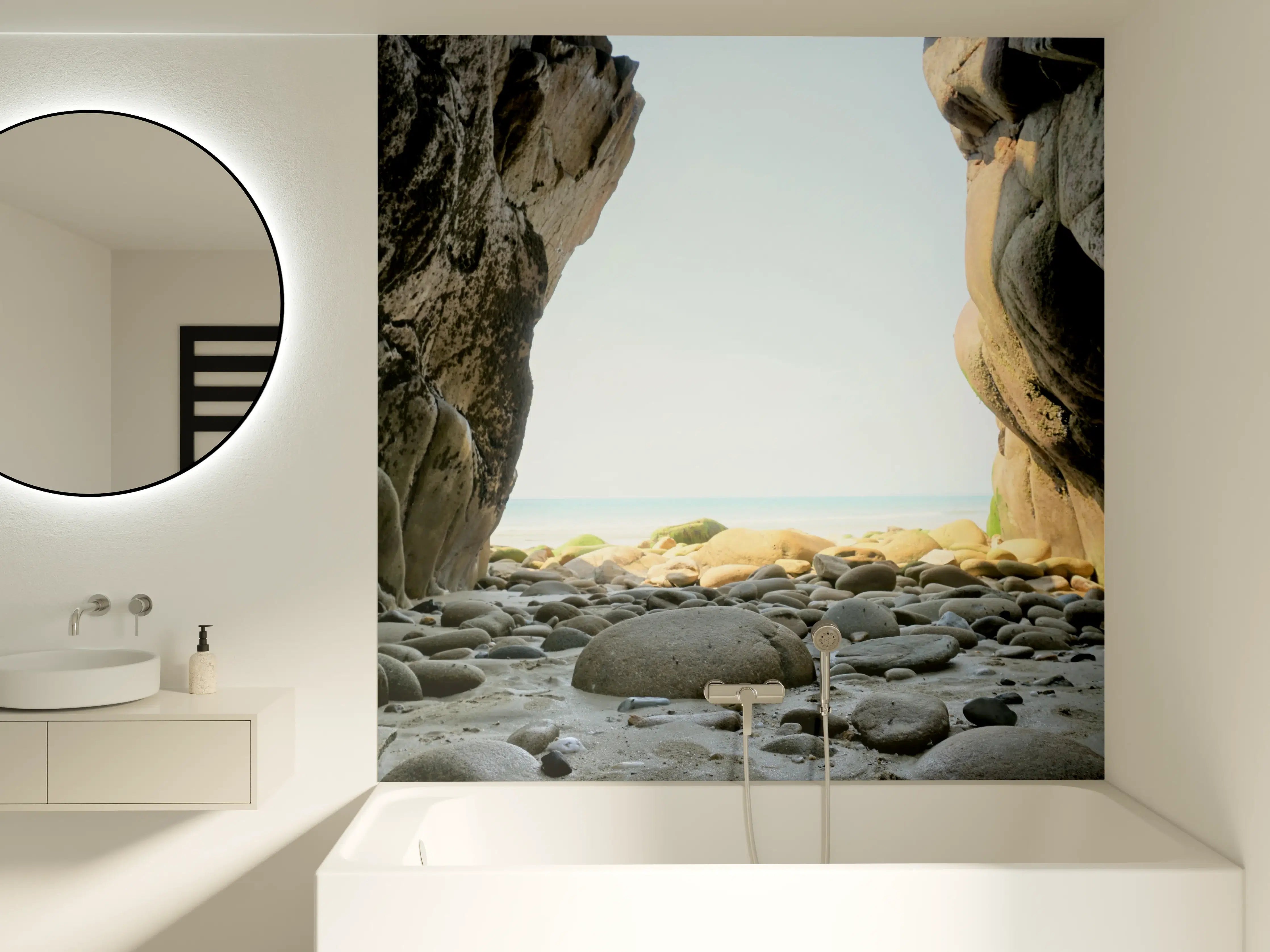 Badewannen-Rückwand - Steinstrand zwischen Felsen an Küste