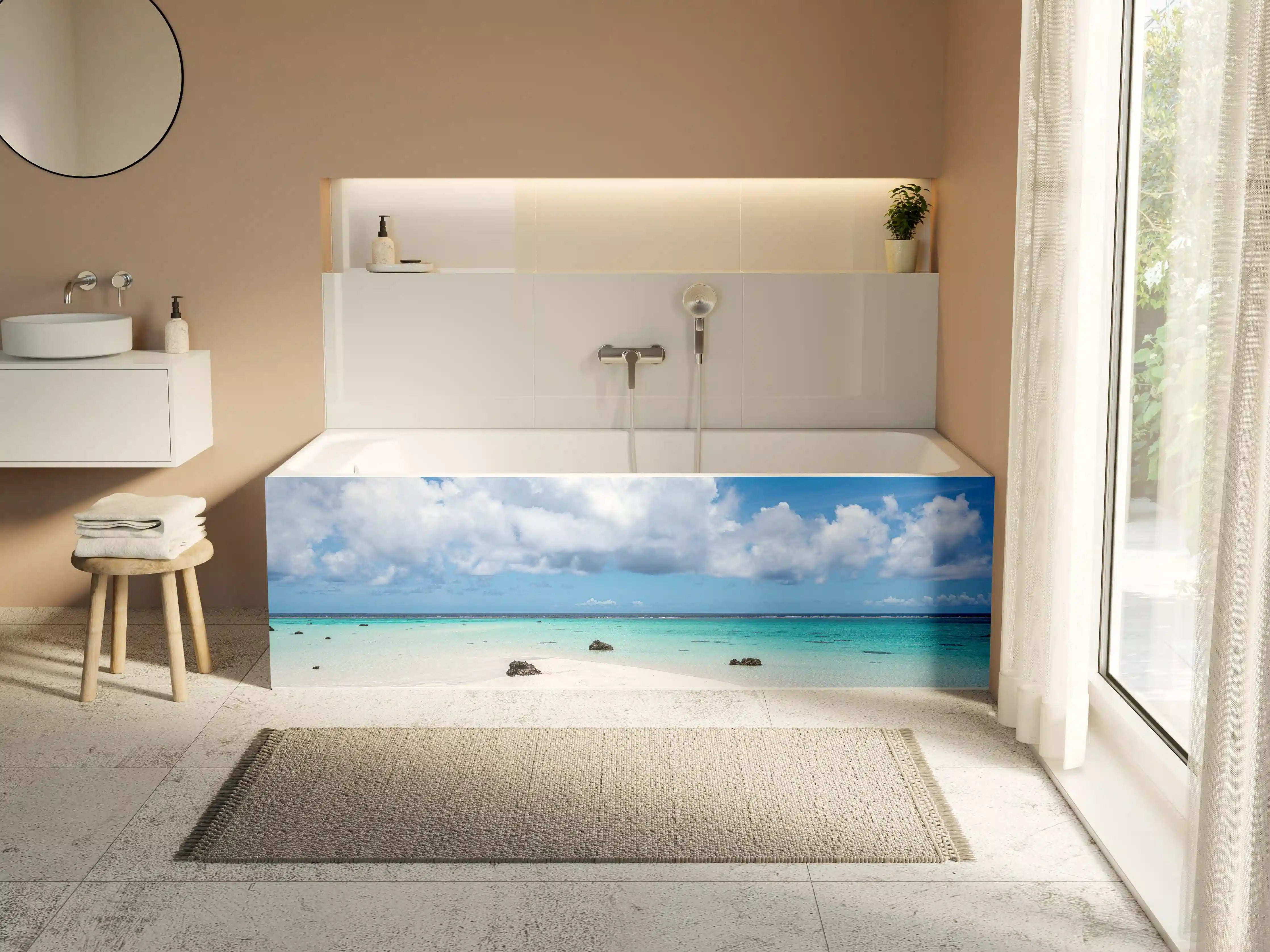 Badewannen-Rückwand - Tropischer Strand mit klarem Wasser