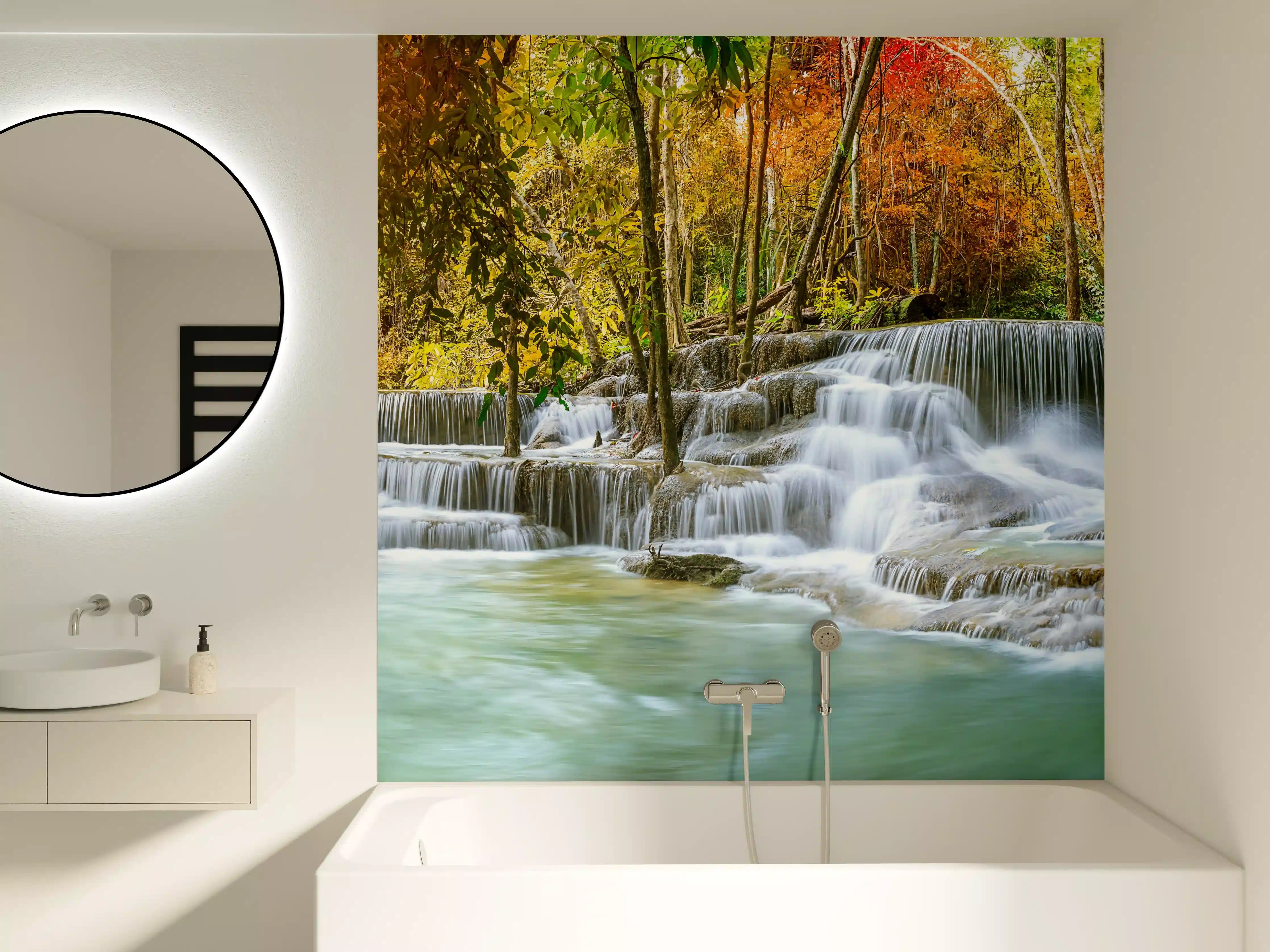 Badewannen-Rückwand - Türkis-Grüner Wasserfall im Herbst