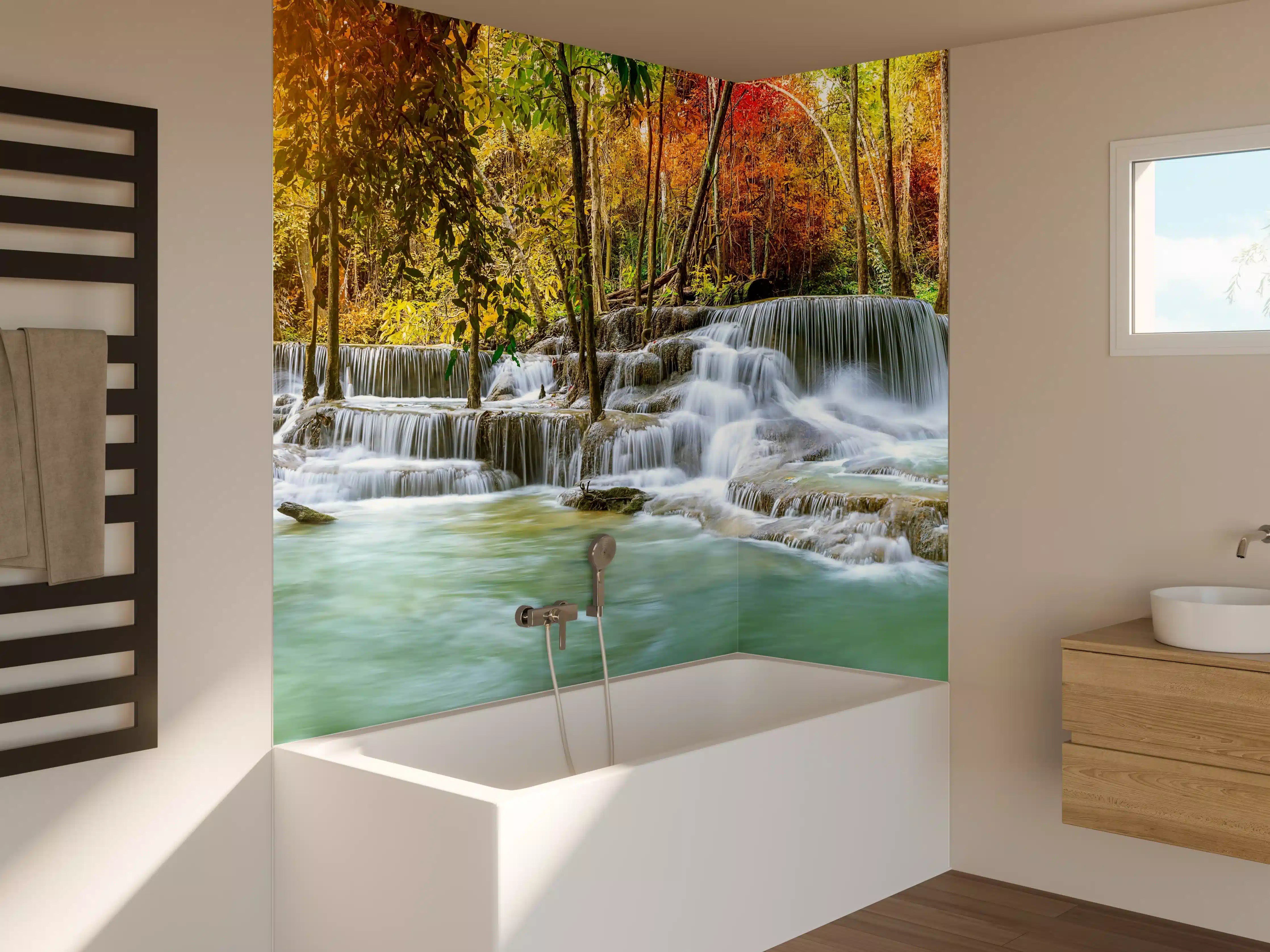 Badewannen-Rückwand - Türkis-Grüner Wasserfall im Herbst