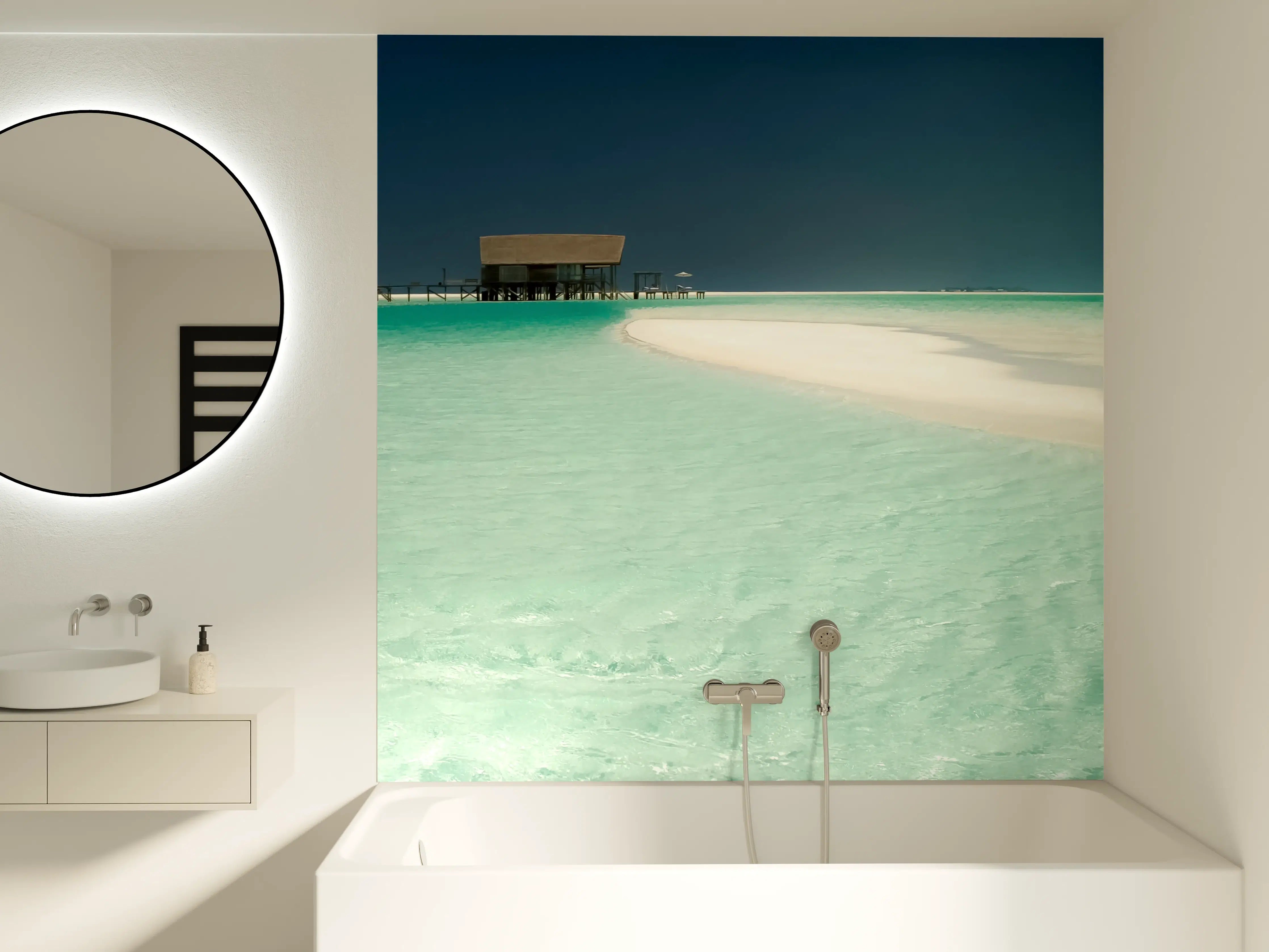 Badewannen-Rückwand - Türkisblauer Strand unter dunklem Himmel