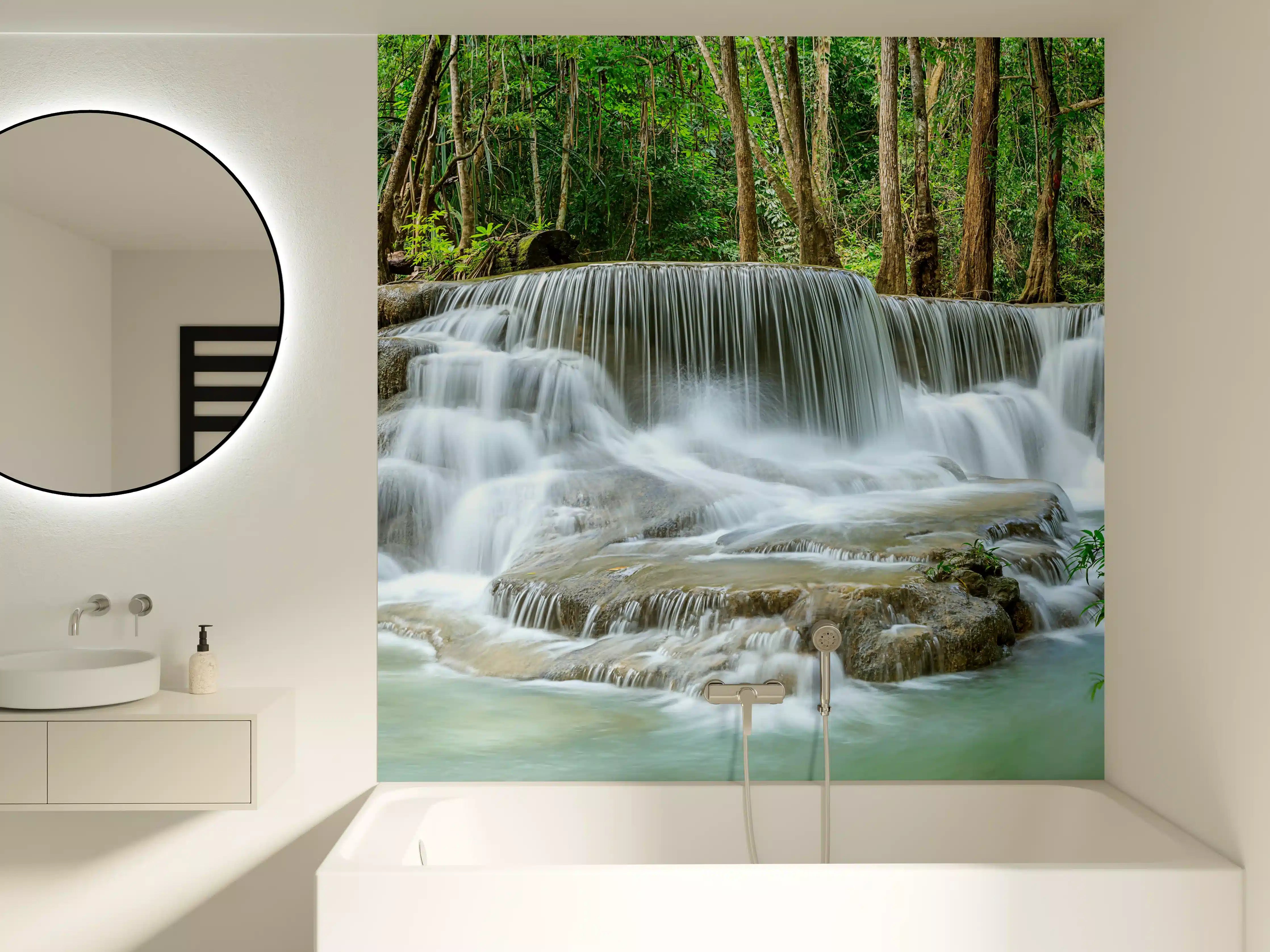 Badewannen-Rückwand - Türkisgrüner Wasserfall im Wald