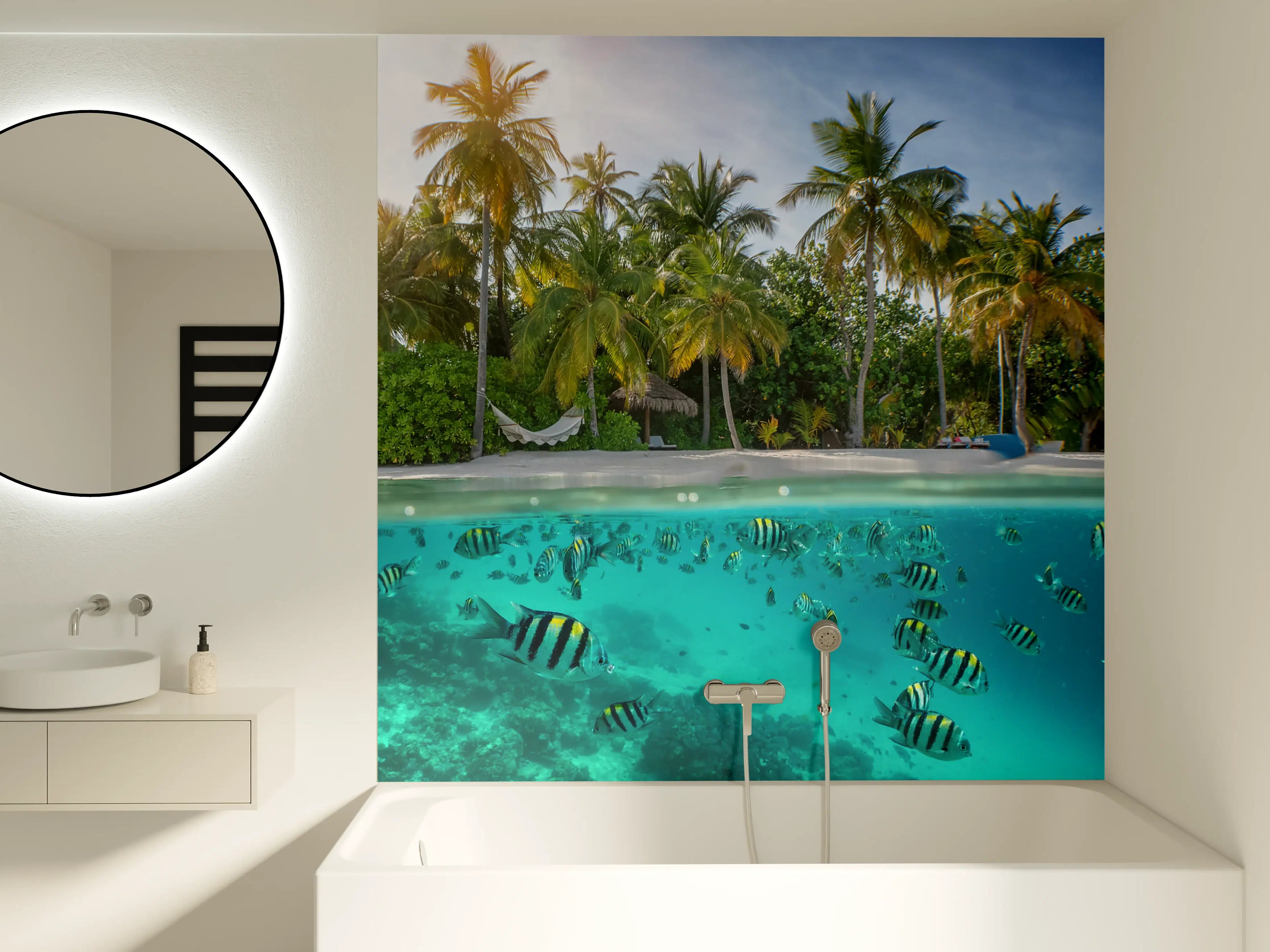 Badewannen-Rückwand - Über- und Unterwasserblick auf tropischen Strand