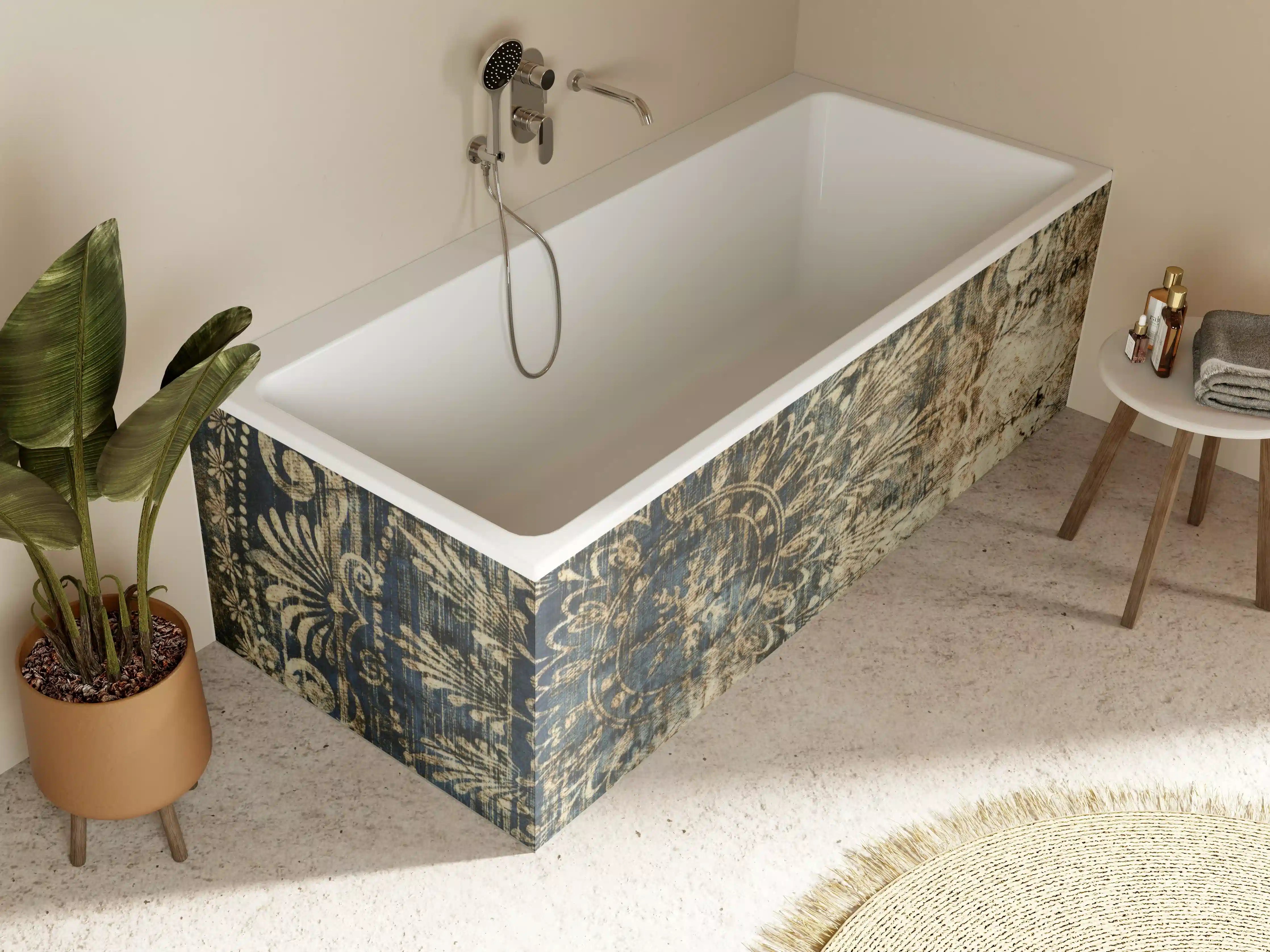 Badewannen-Rückwand - Vintage-Tapete mit blauer Musterung