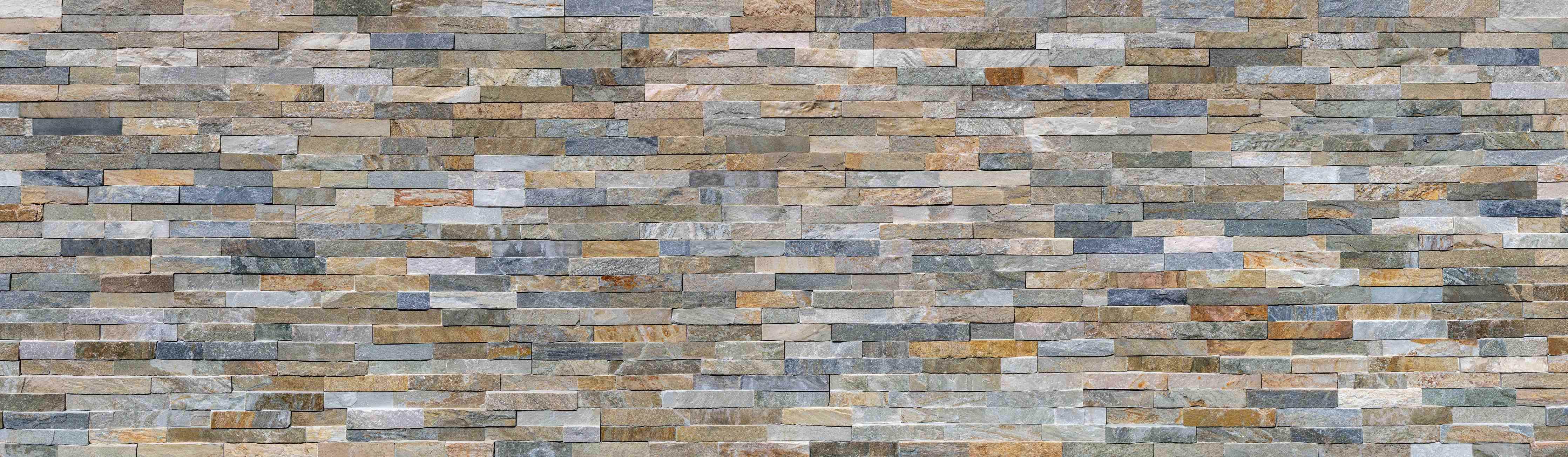 Badewannen-Rückwand-Wand aus farbigen Verblendsteinen