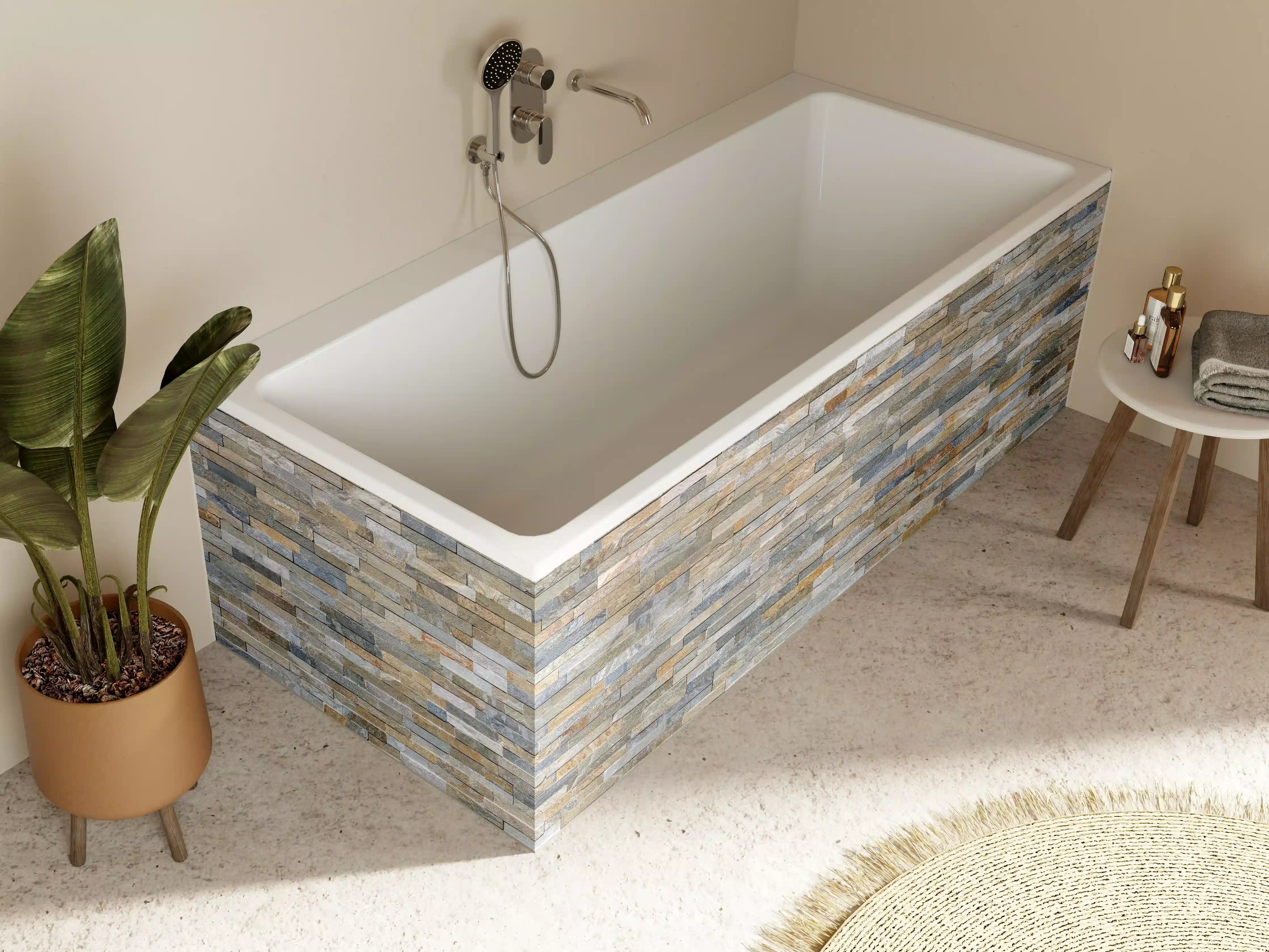 Badewannen-Rückwand - Wand aus farbigen Verblendsteinen