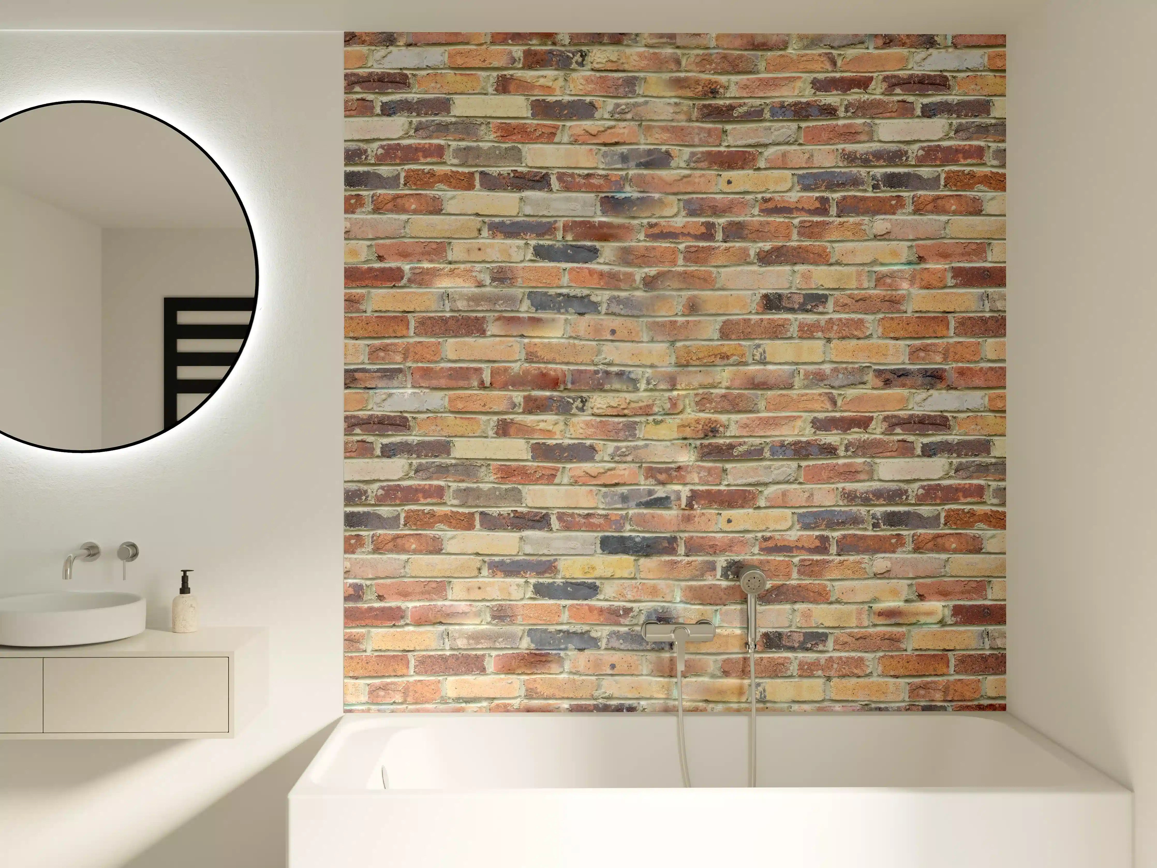 Badewannen-Rückwand - Wand aus farbigen Ziegeln