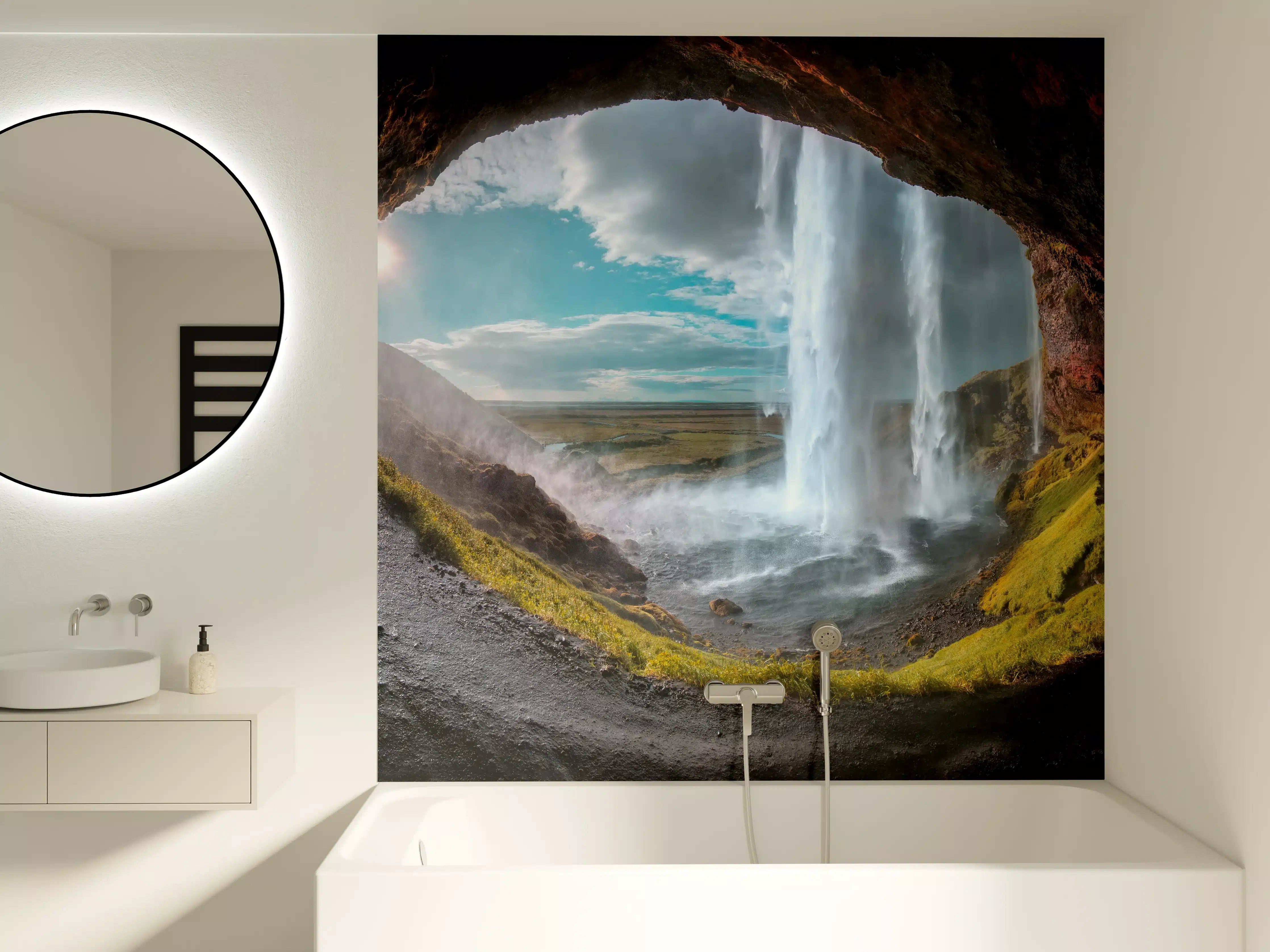 Badewannen-Rückwand - Wasserfall durch Bergtunnel