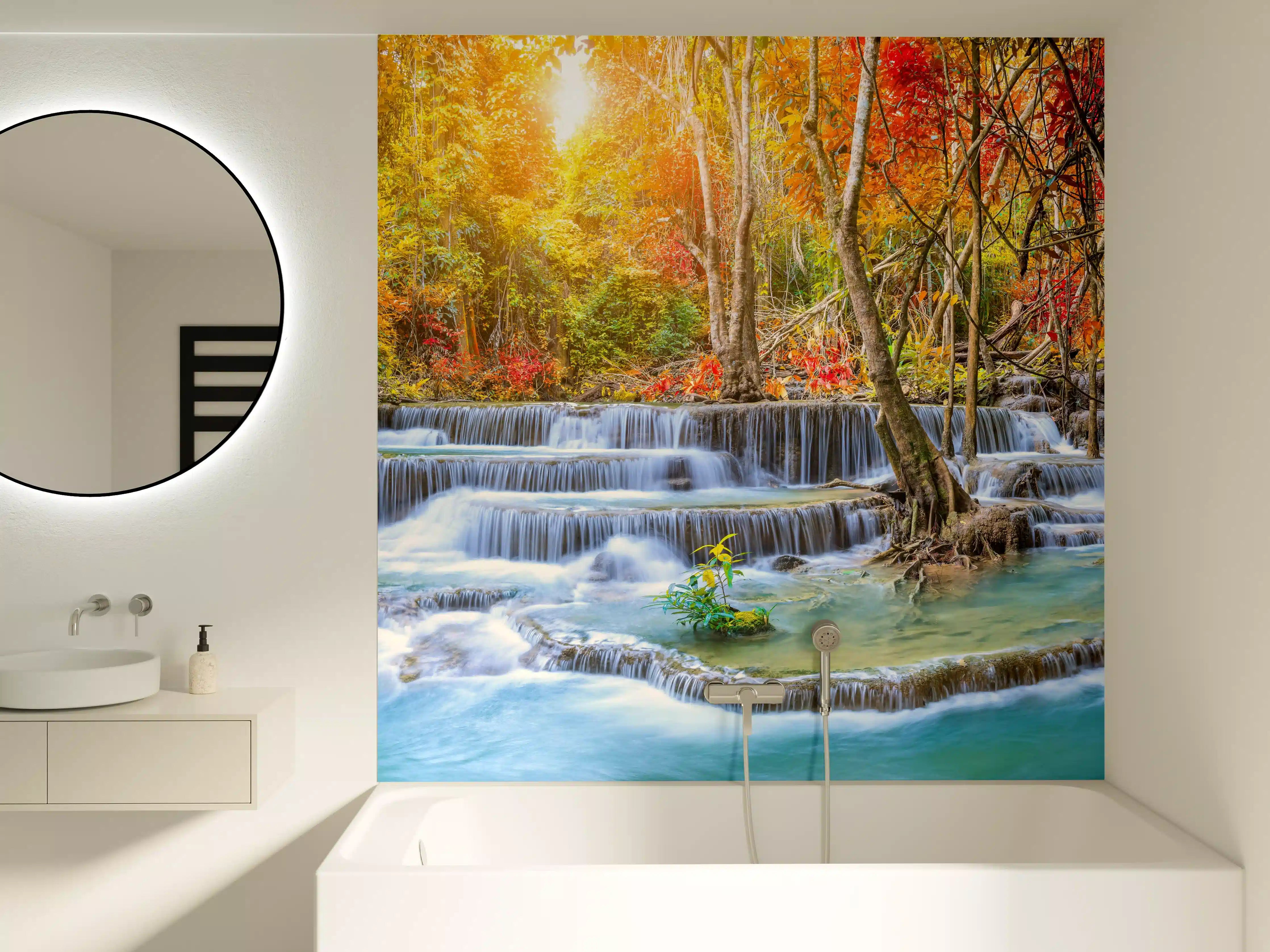 Badewannen-Rückwand - Wasserfall im Wald Thailand Nationalparks