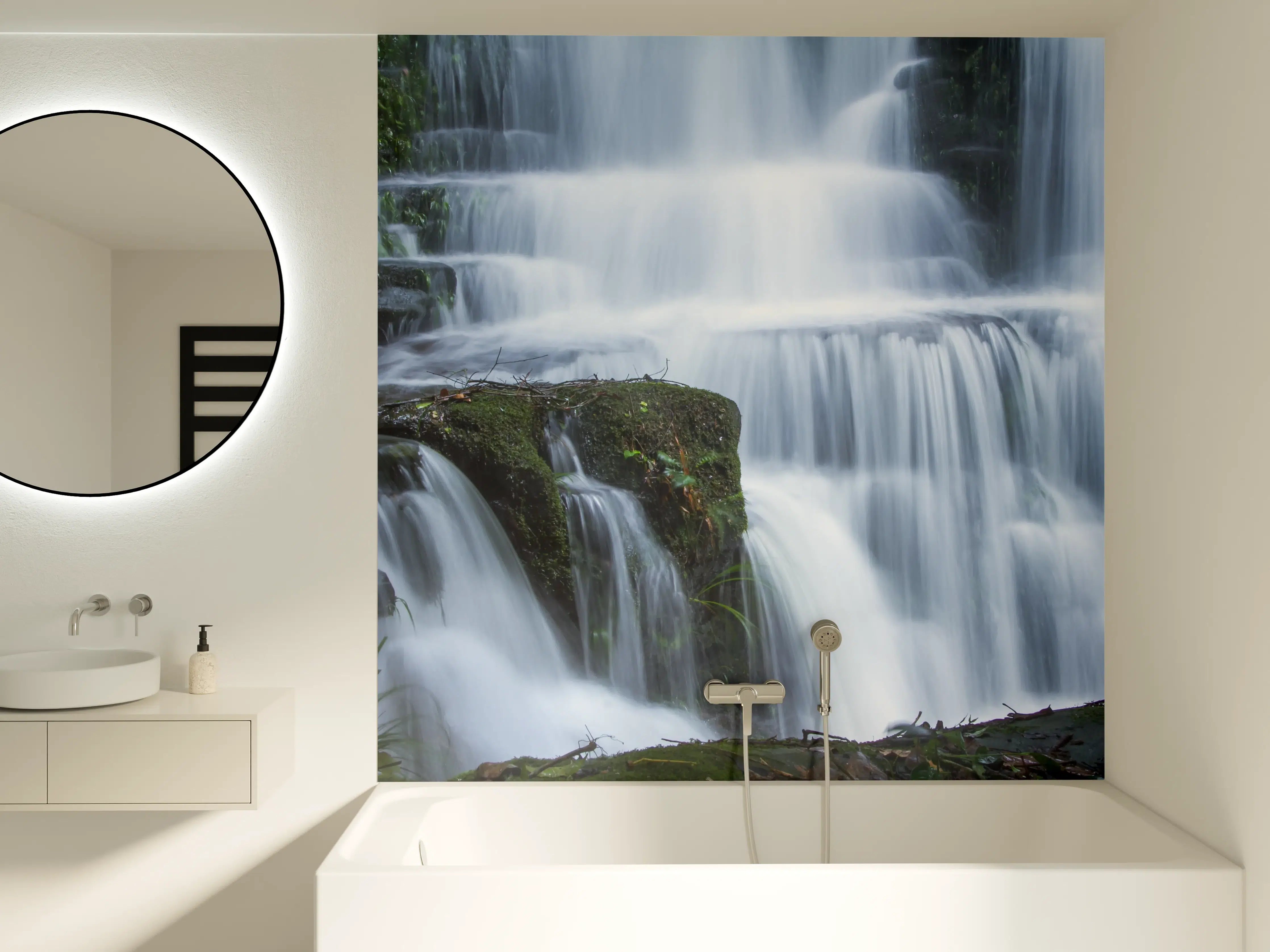 Badewannen-Rückwand - Wasserfall im Wald mit Felsen