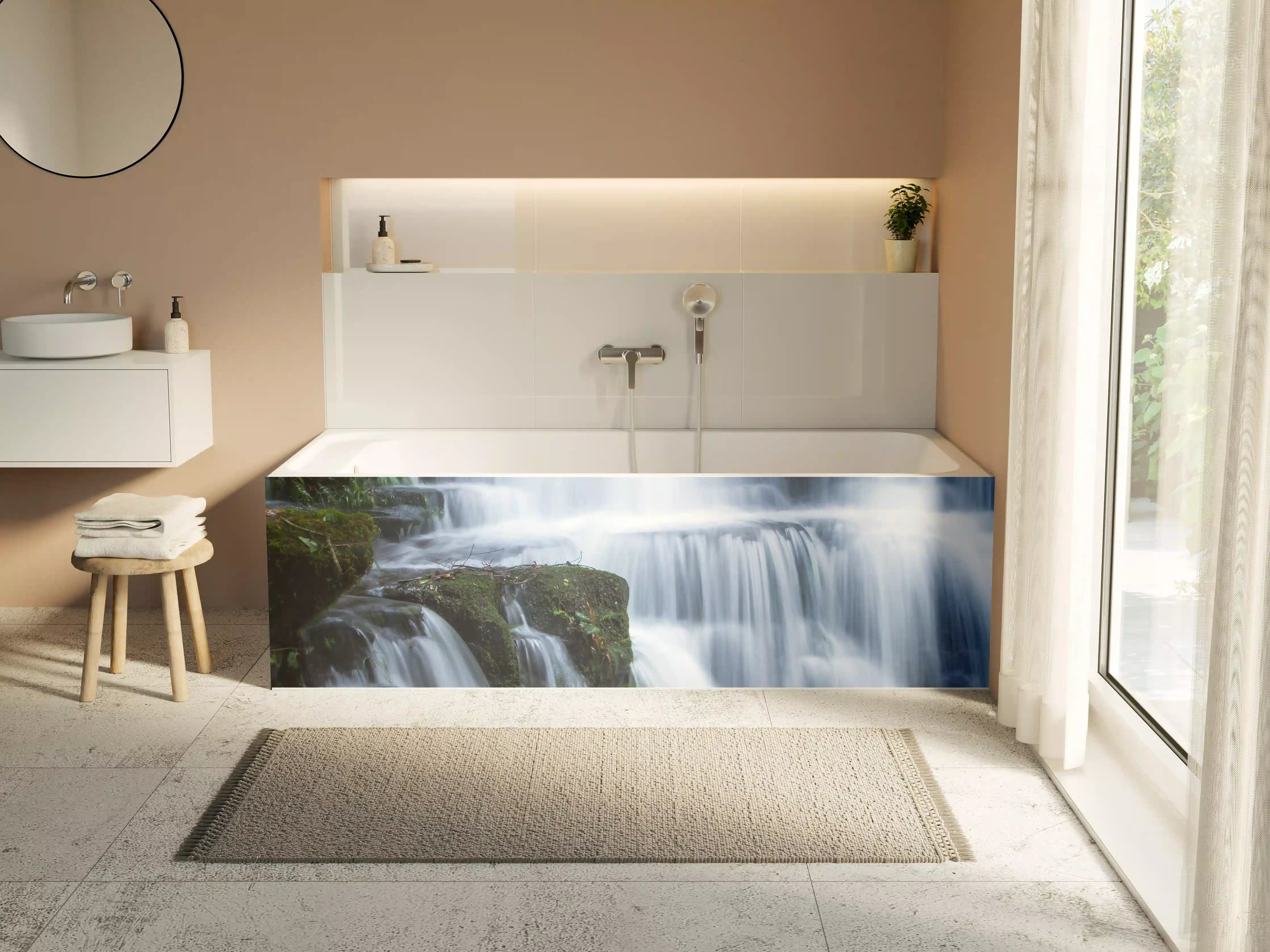 Badewannen-Rückwand - Wasserfall im Wald mit Felsen