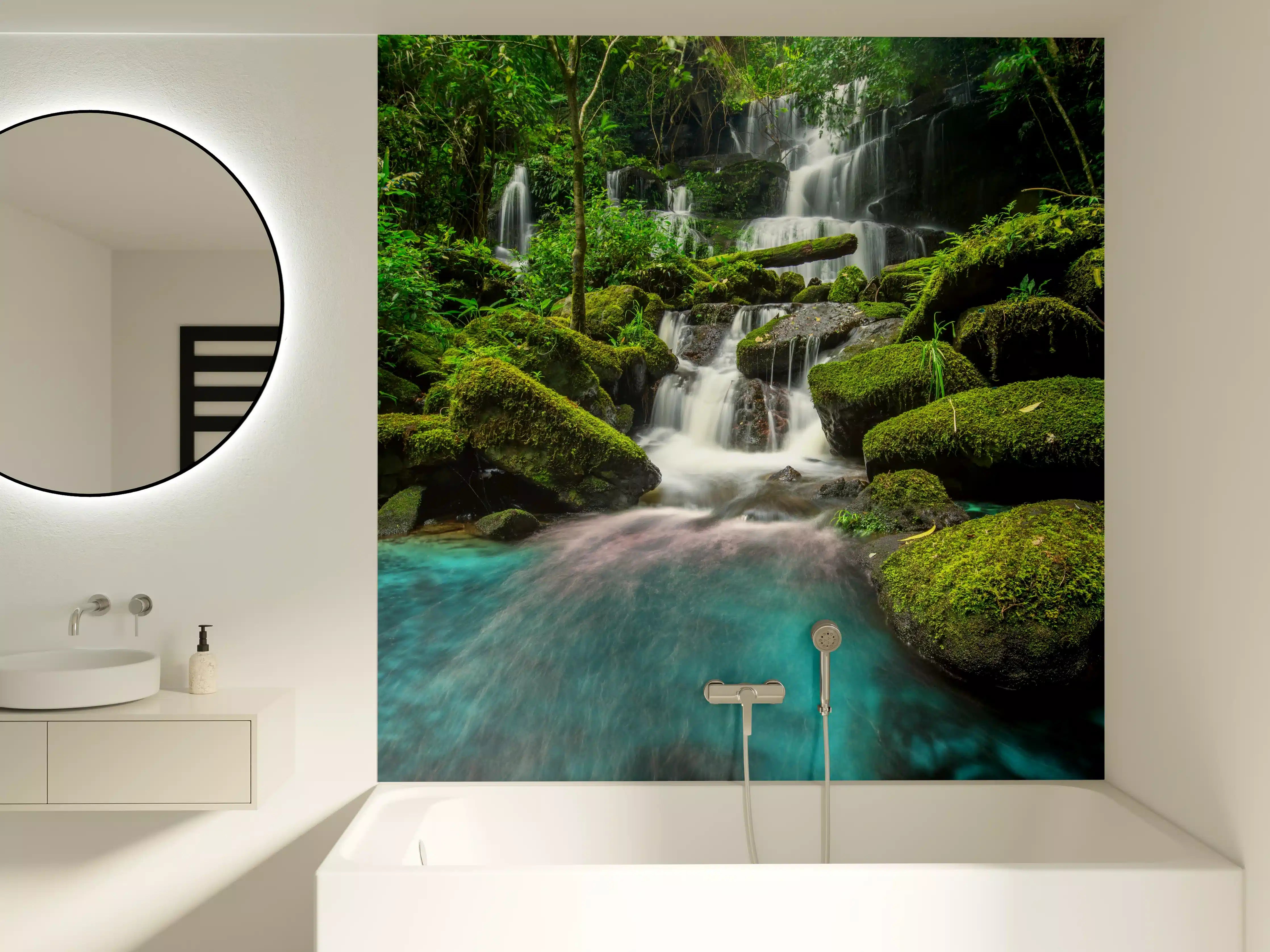 Badewannen-Rückwand - Wasserfall im grünen Dschungel von Thailand