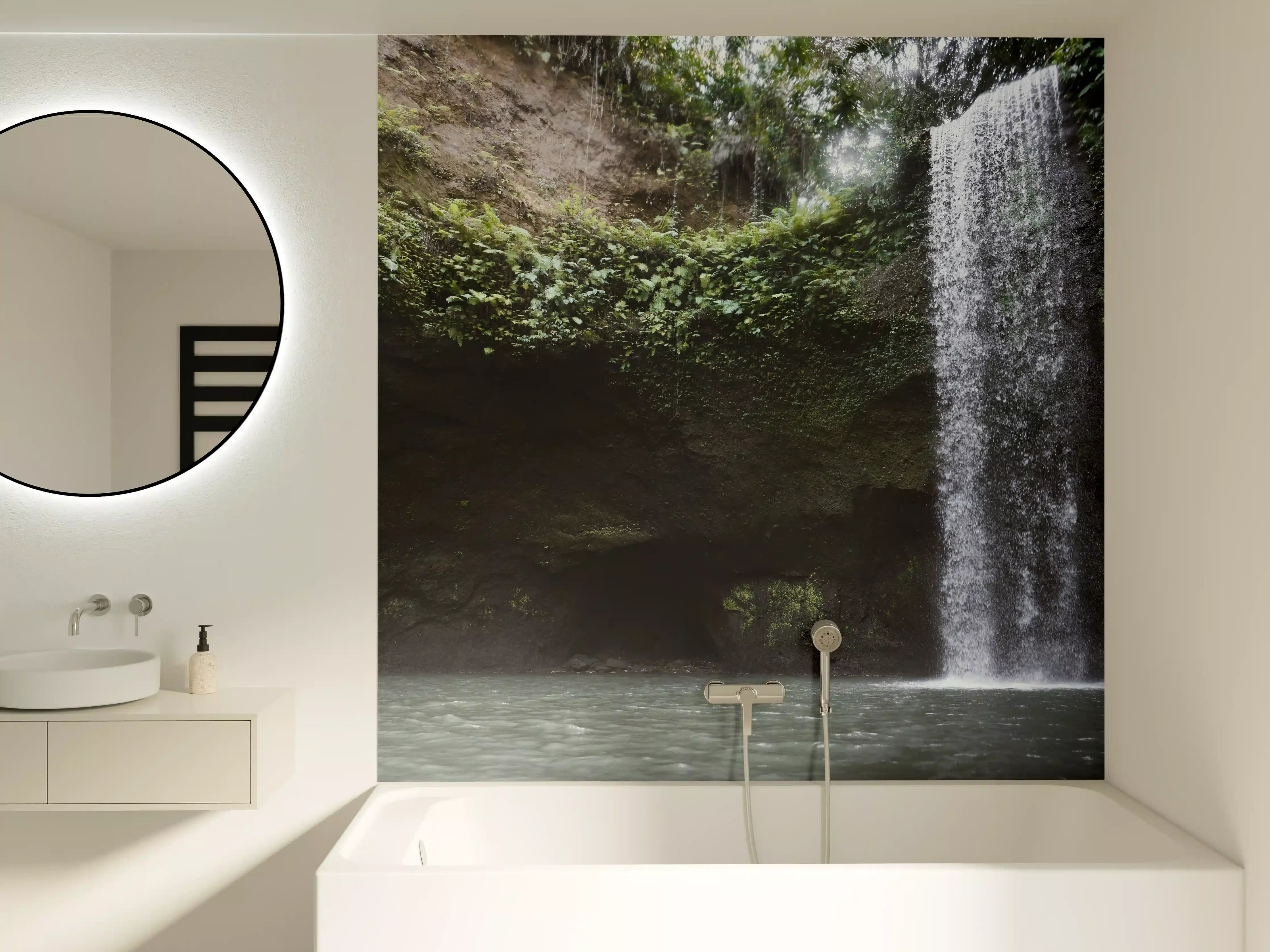 Badewannen-Rückwand - Wasserfall in Bali im Herbst