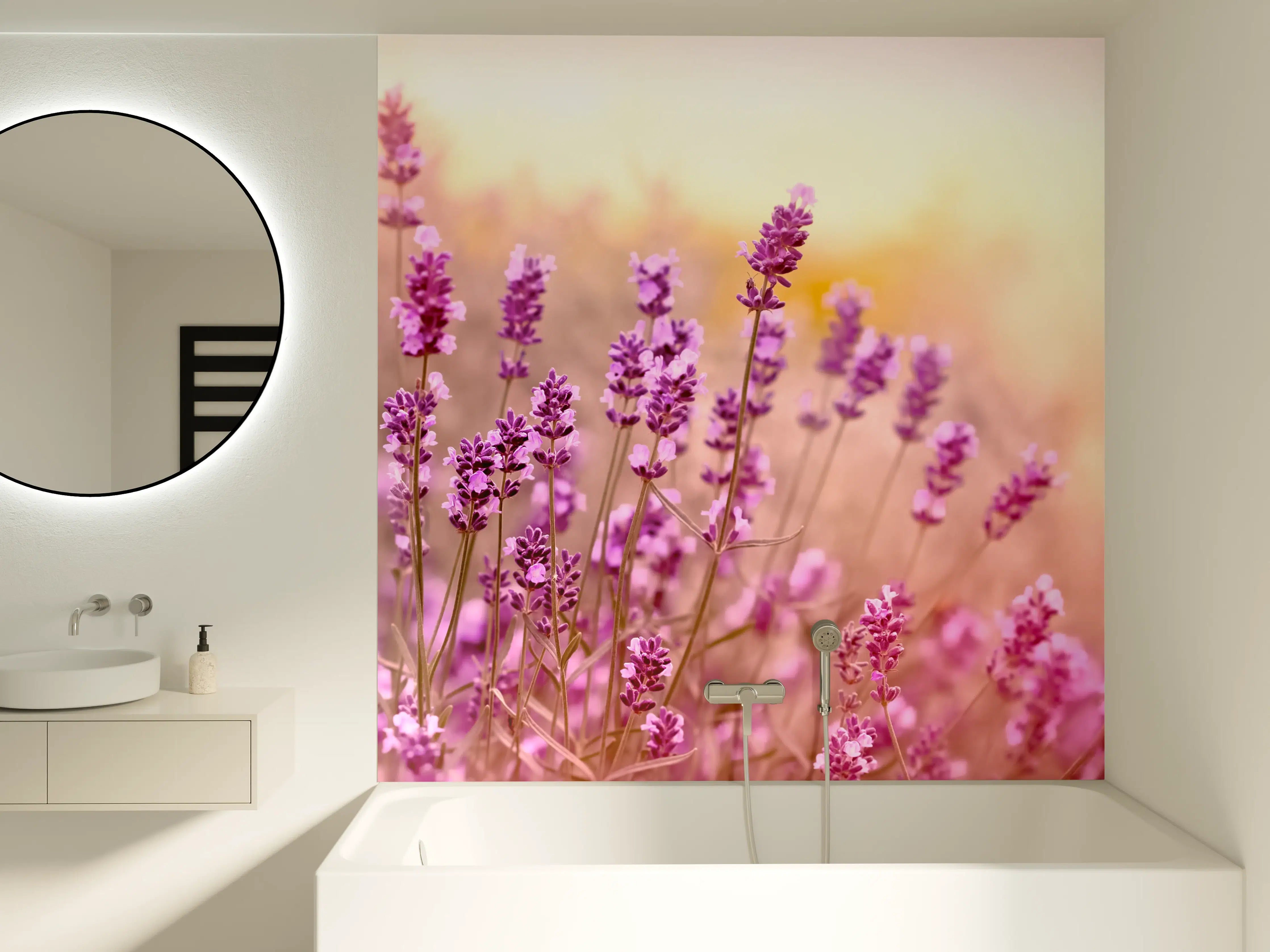 Badewannen-Rückwand - Weicher und selektiver Fokus auf Lavendelblüte