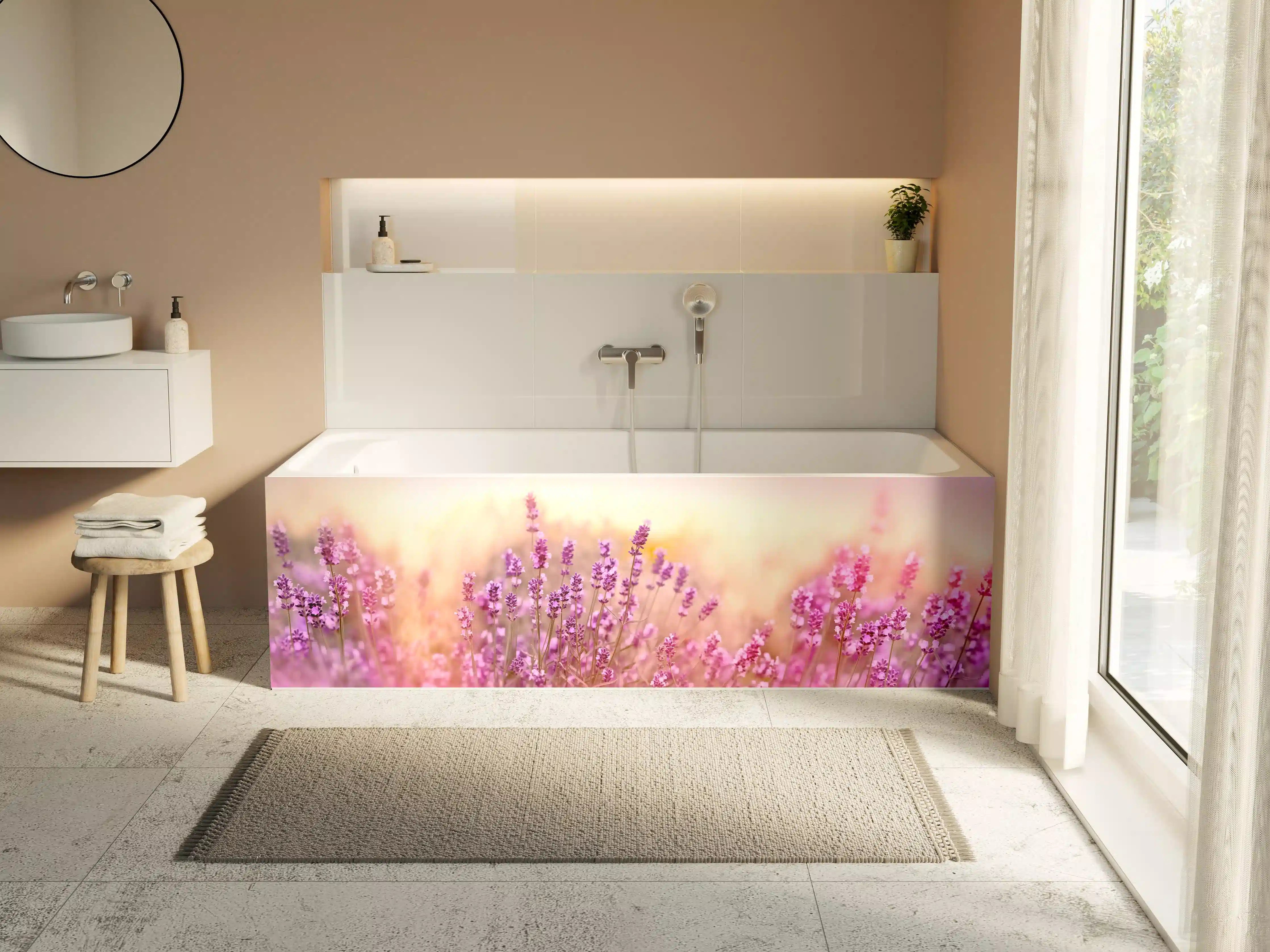 Badewannen-Rückwand - Weicher und selektiver Fokus auf Lavendelblüte